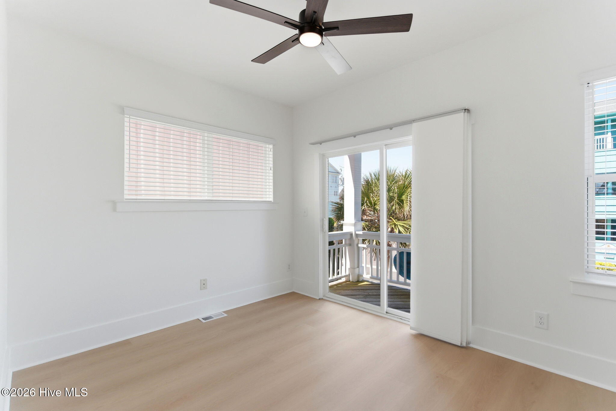 100570337 | Photo 50