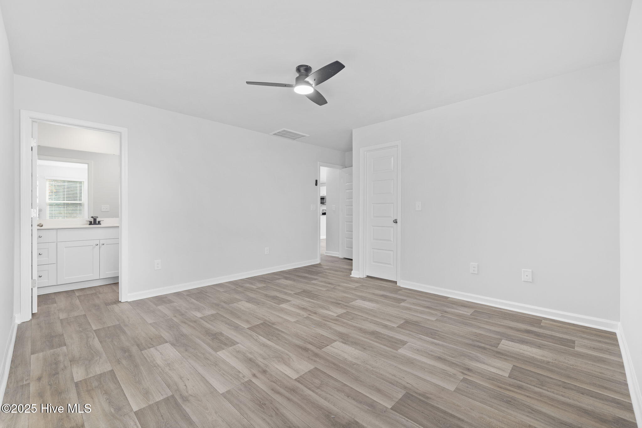 100544084 | Photo 46