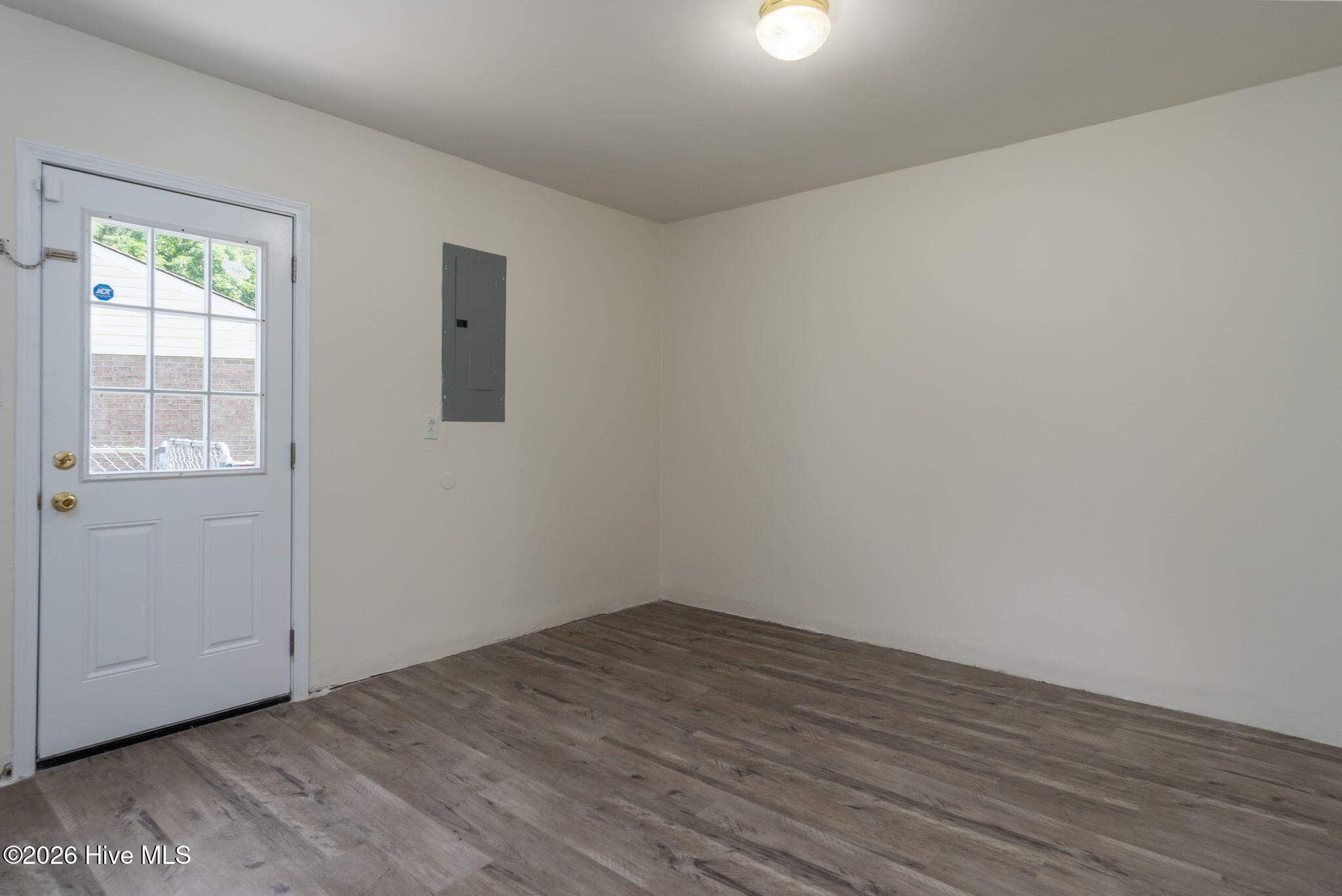 100568369 | Photo 28