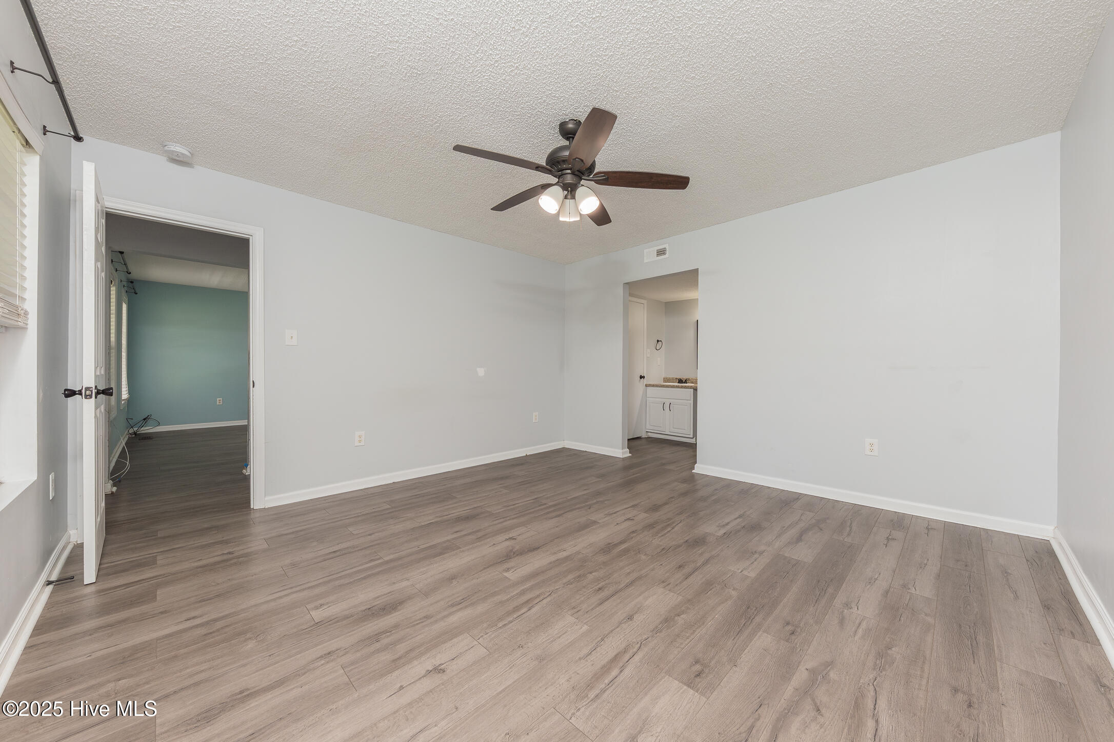 100537382 | Photo 14