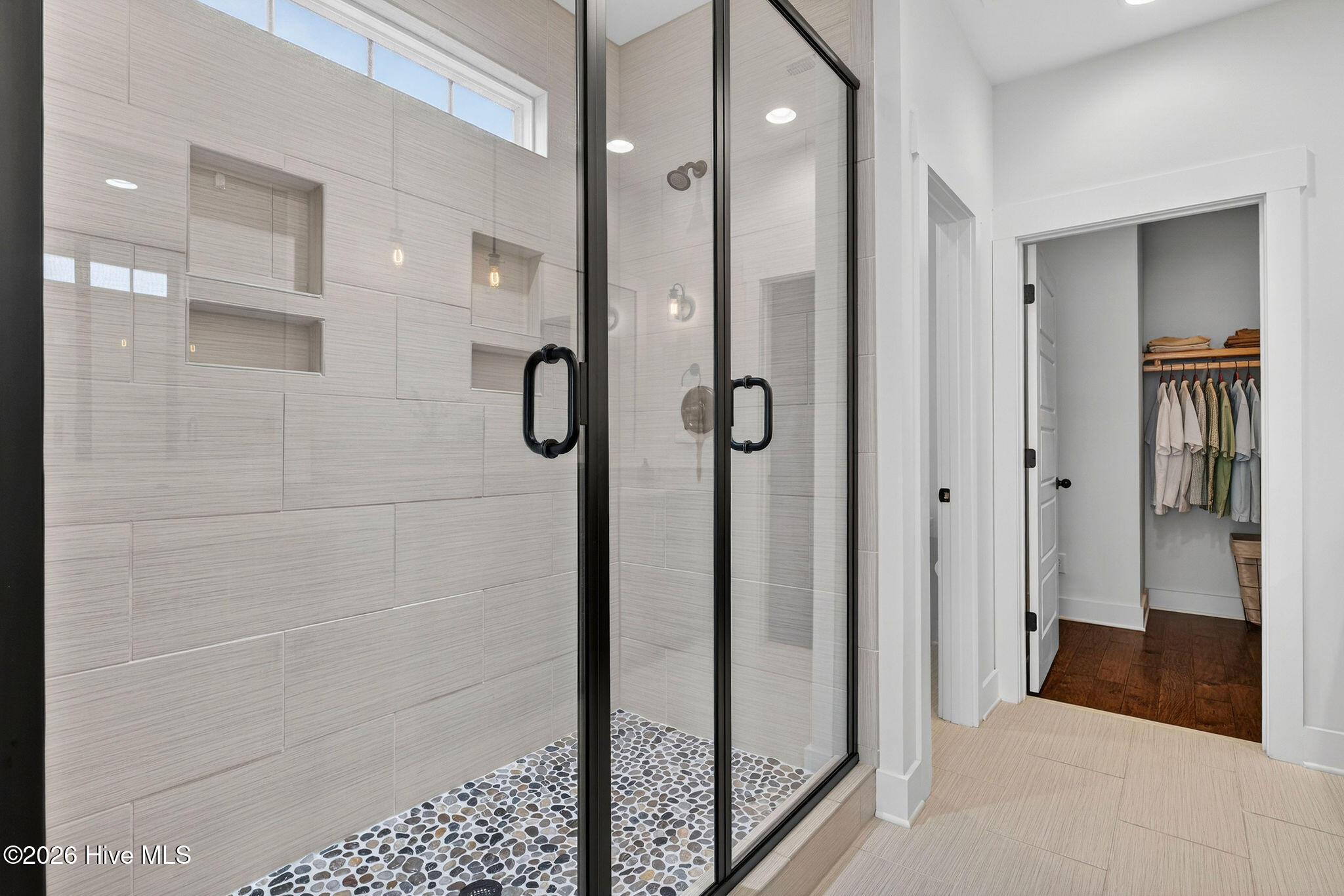 100561102 | Photo 34