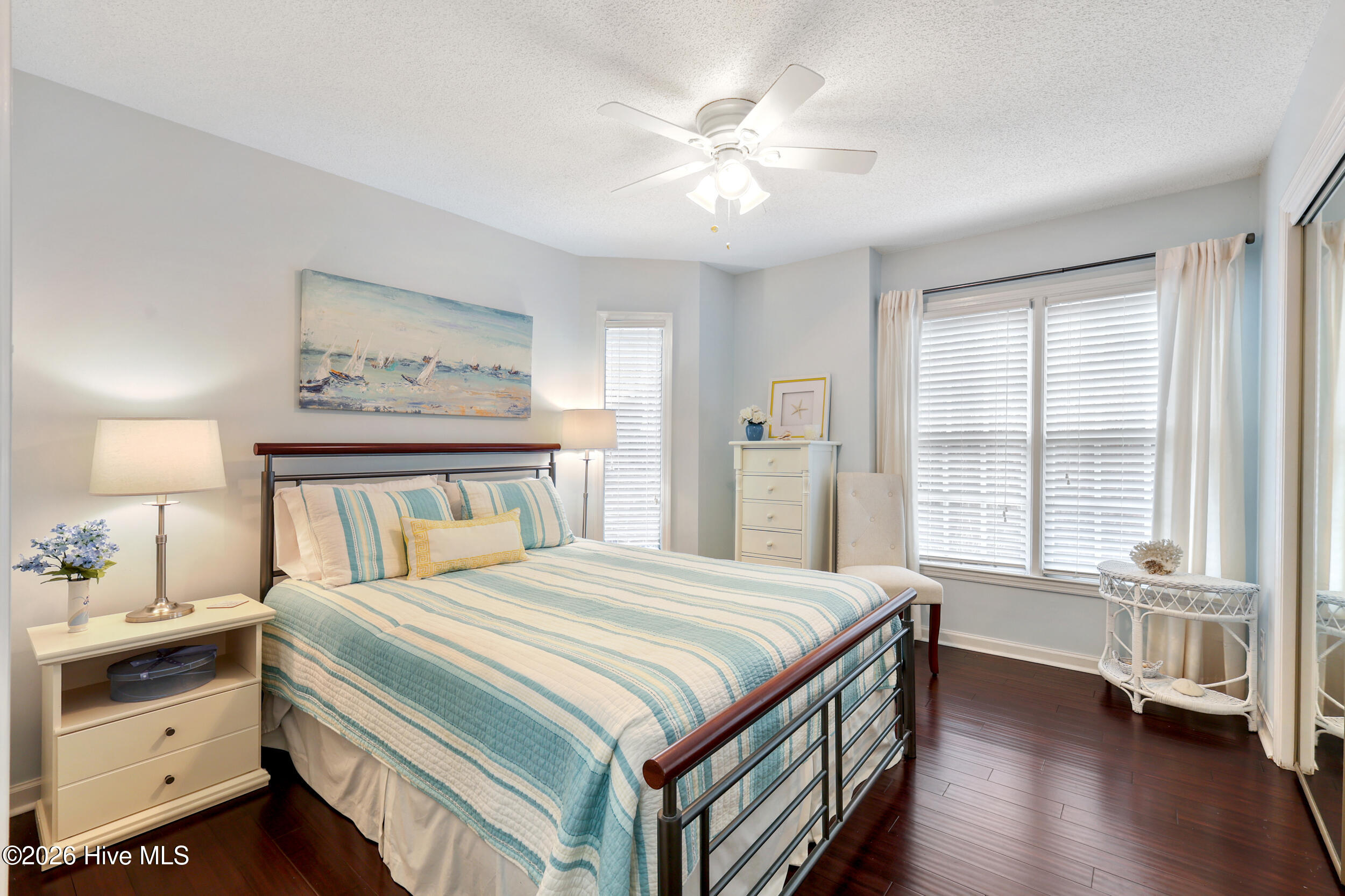 100557984 | Photo 23