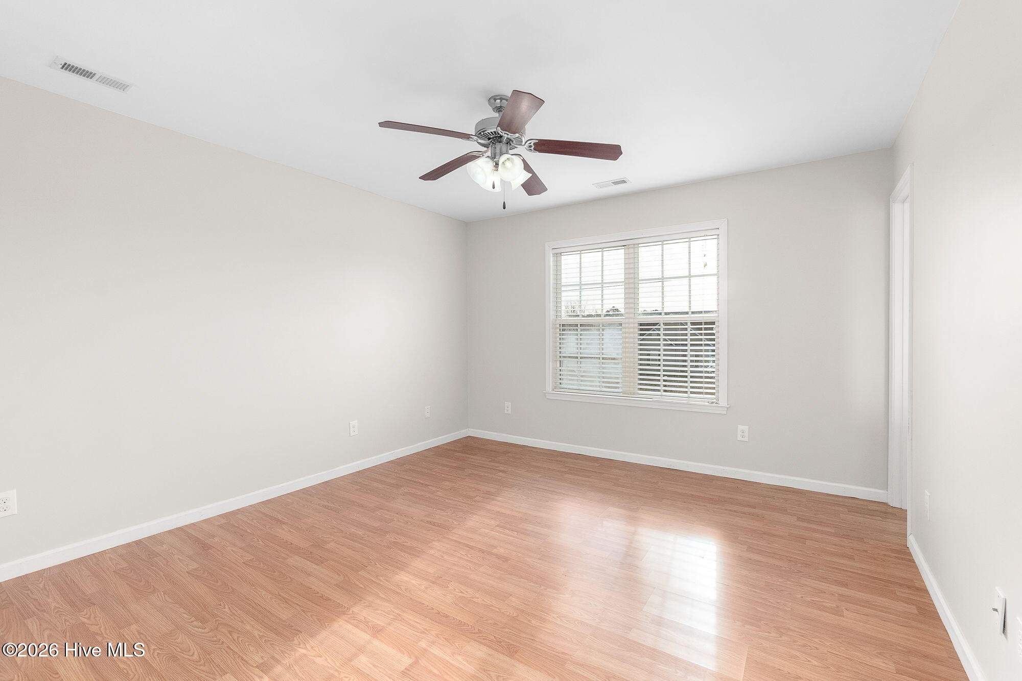 100569536 | Photo 23