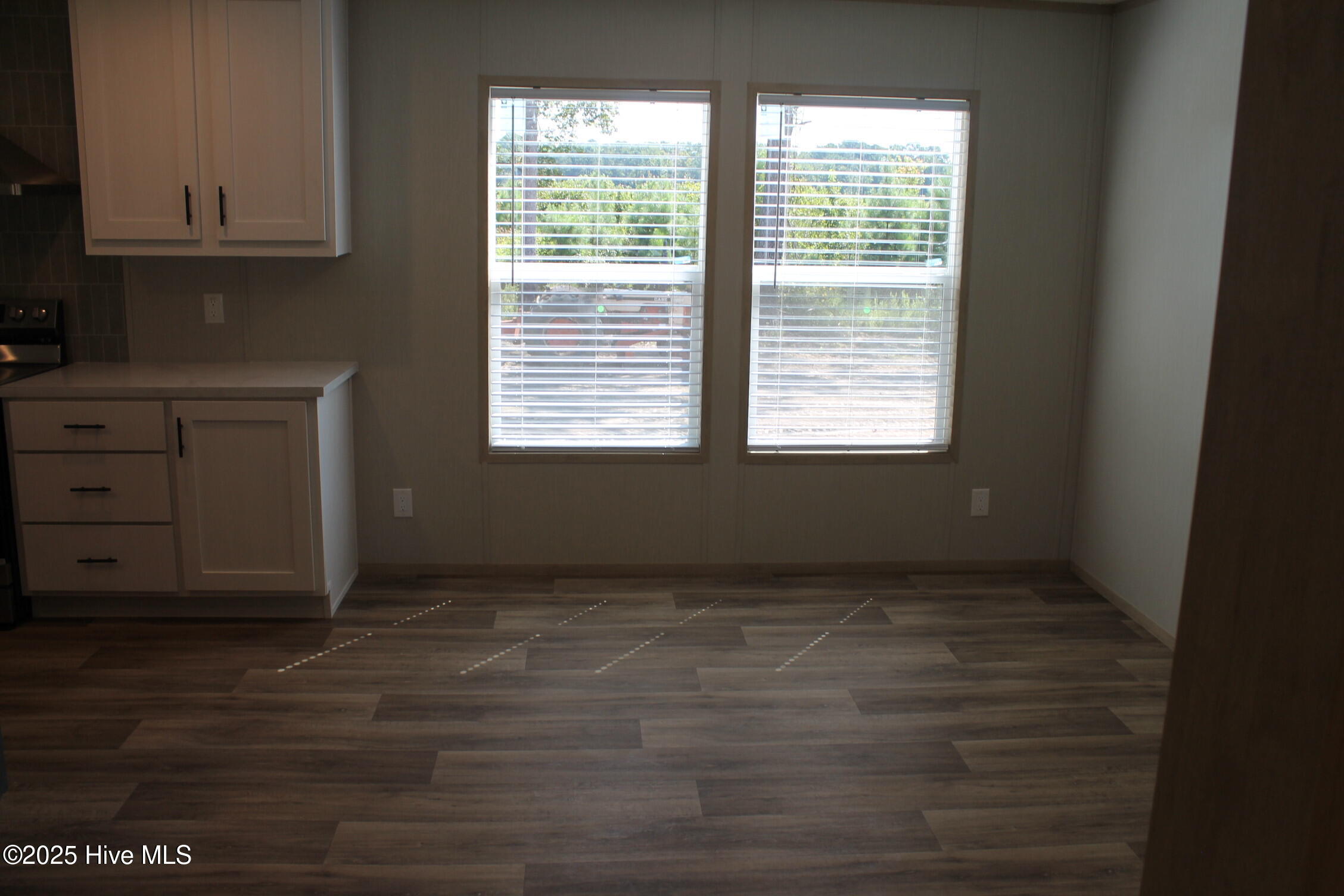 100528403 | Photo 28