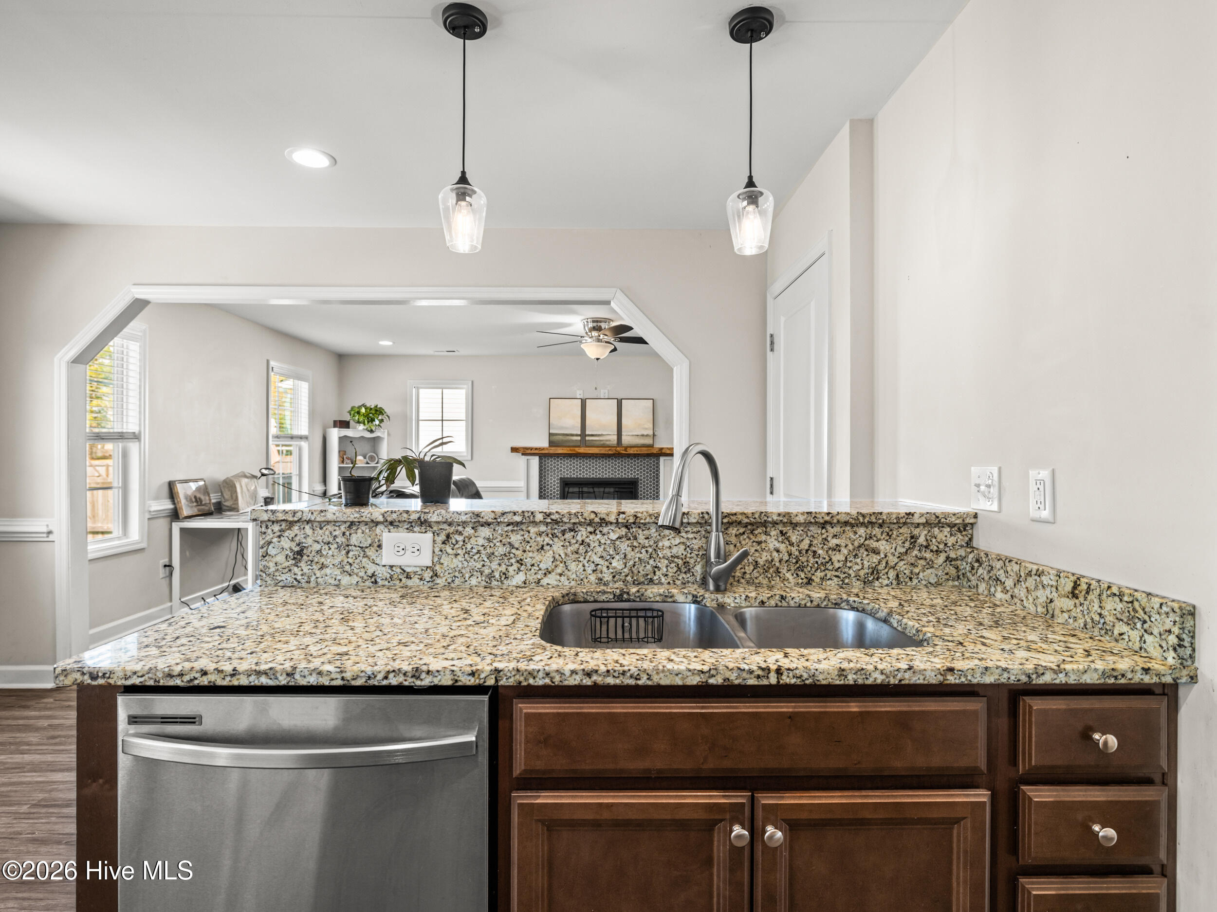 100565211 | Photo 23