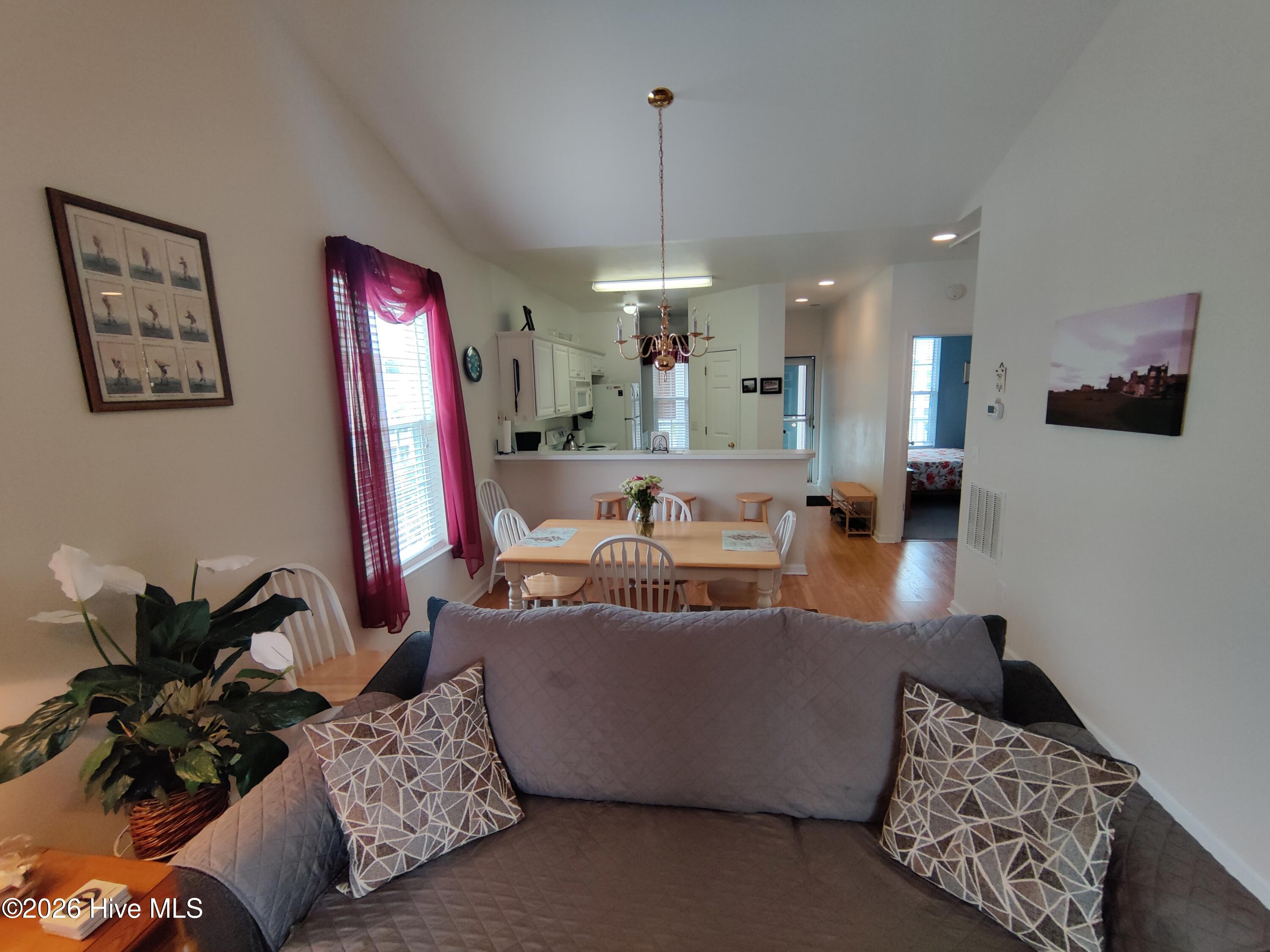 100560065 | Photo 14