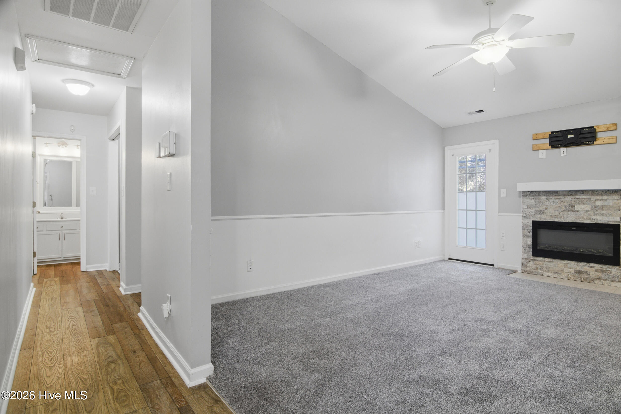 100548573 | Photo 14