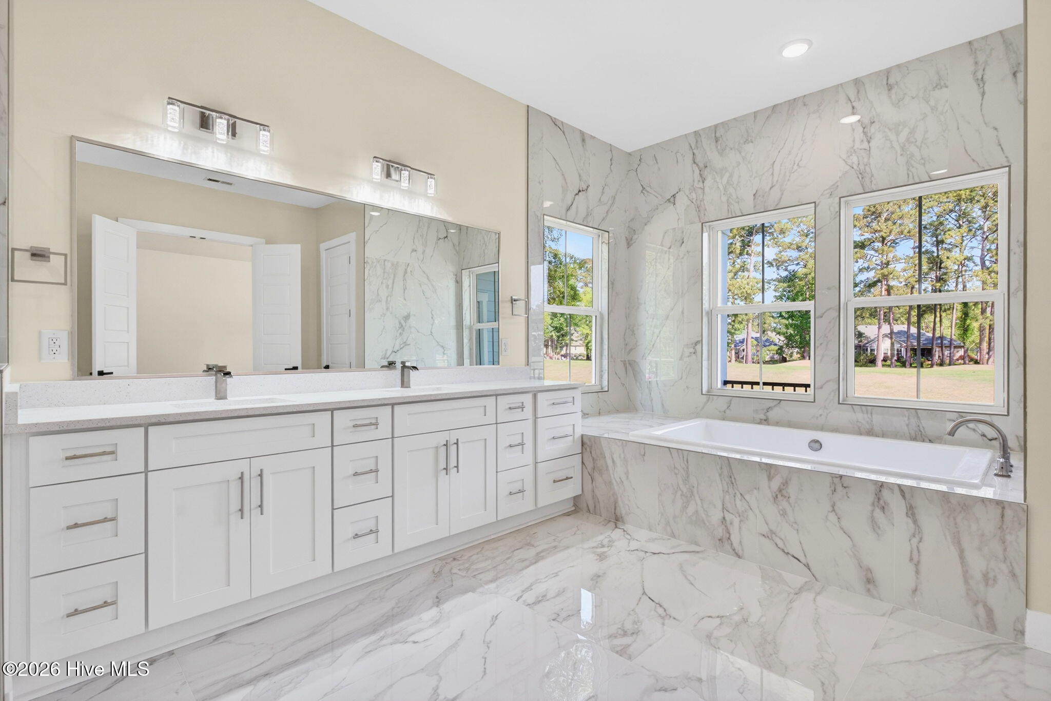 100568512 | Photo 35