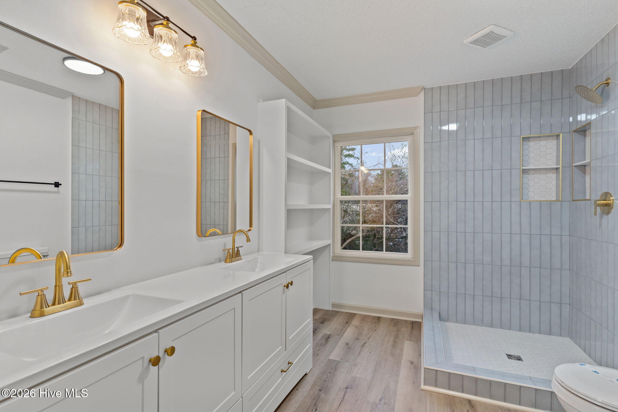 100557203 | Photo 31