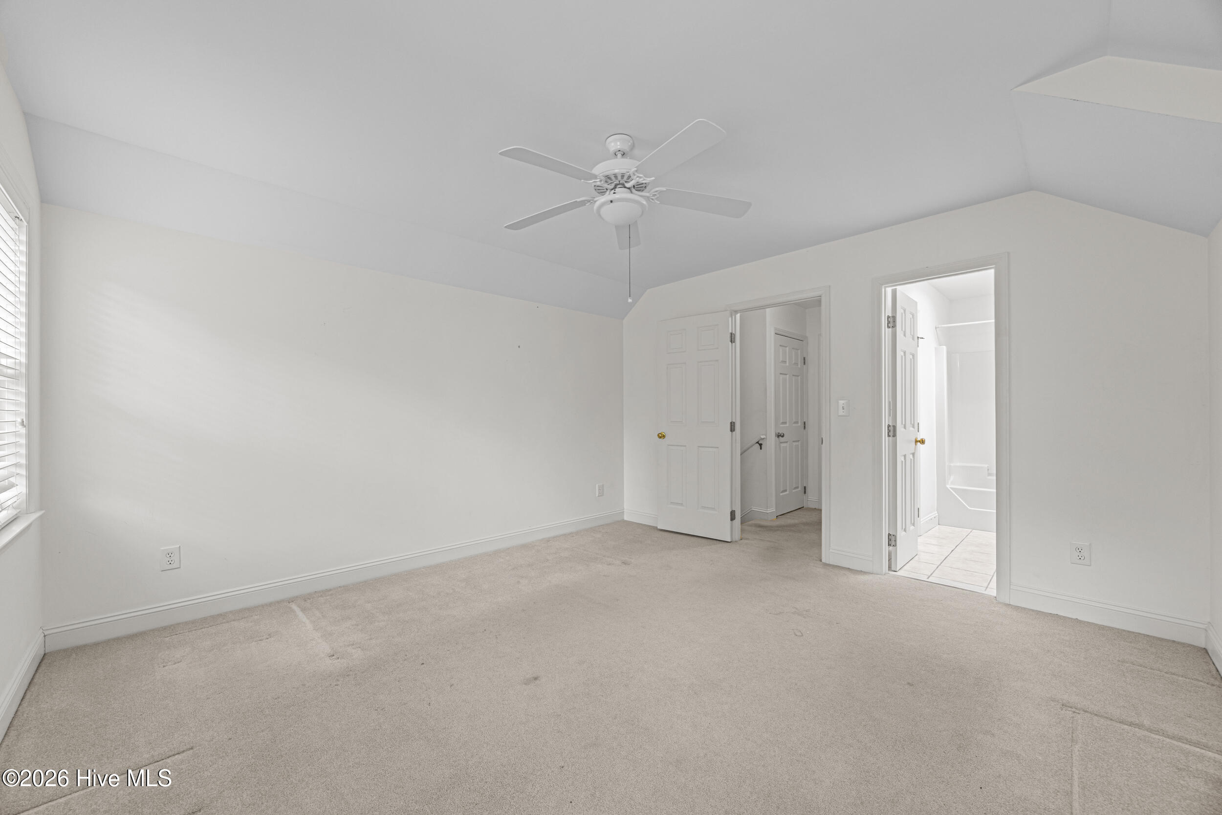 100569840 | Photo 42