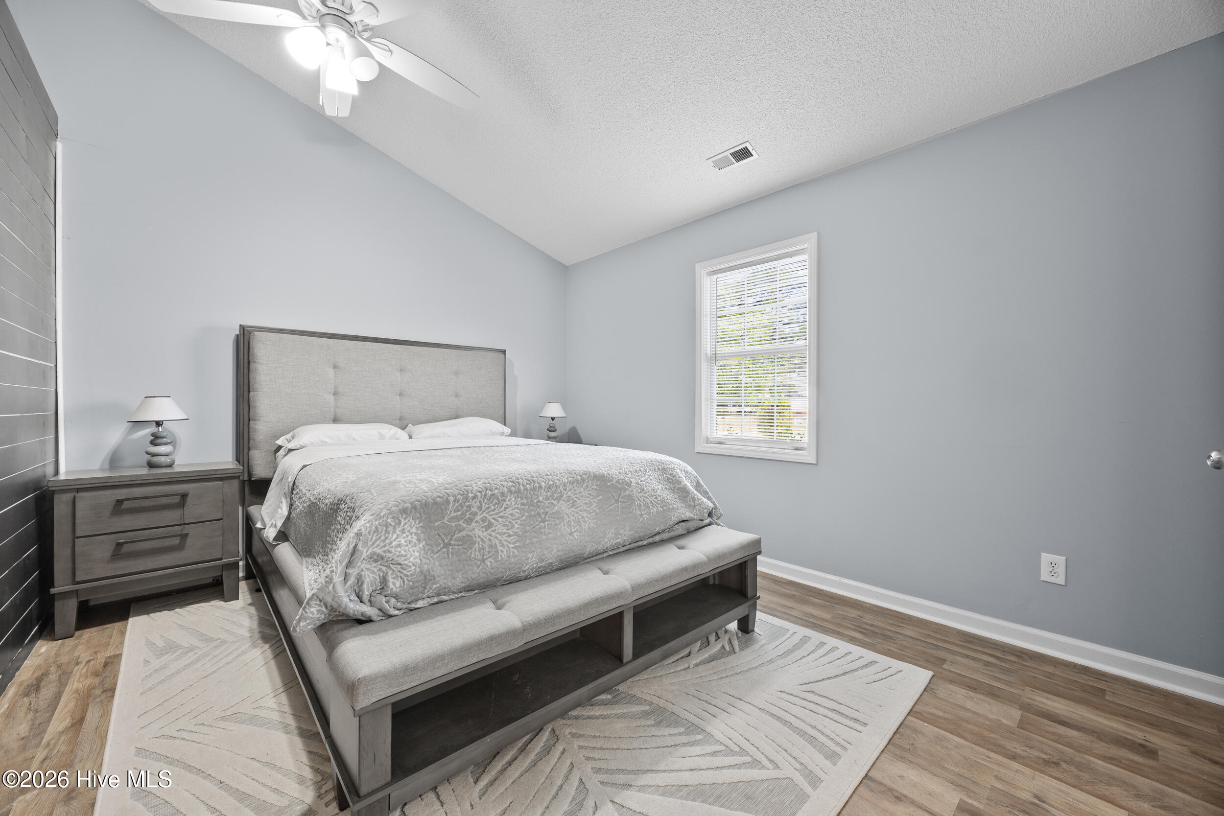 100566189 | Photo 14