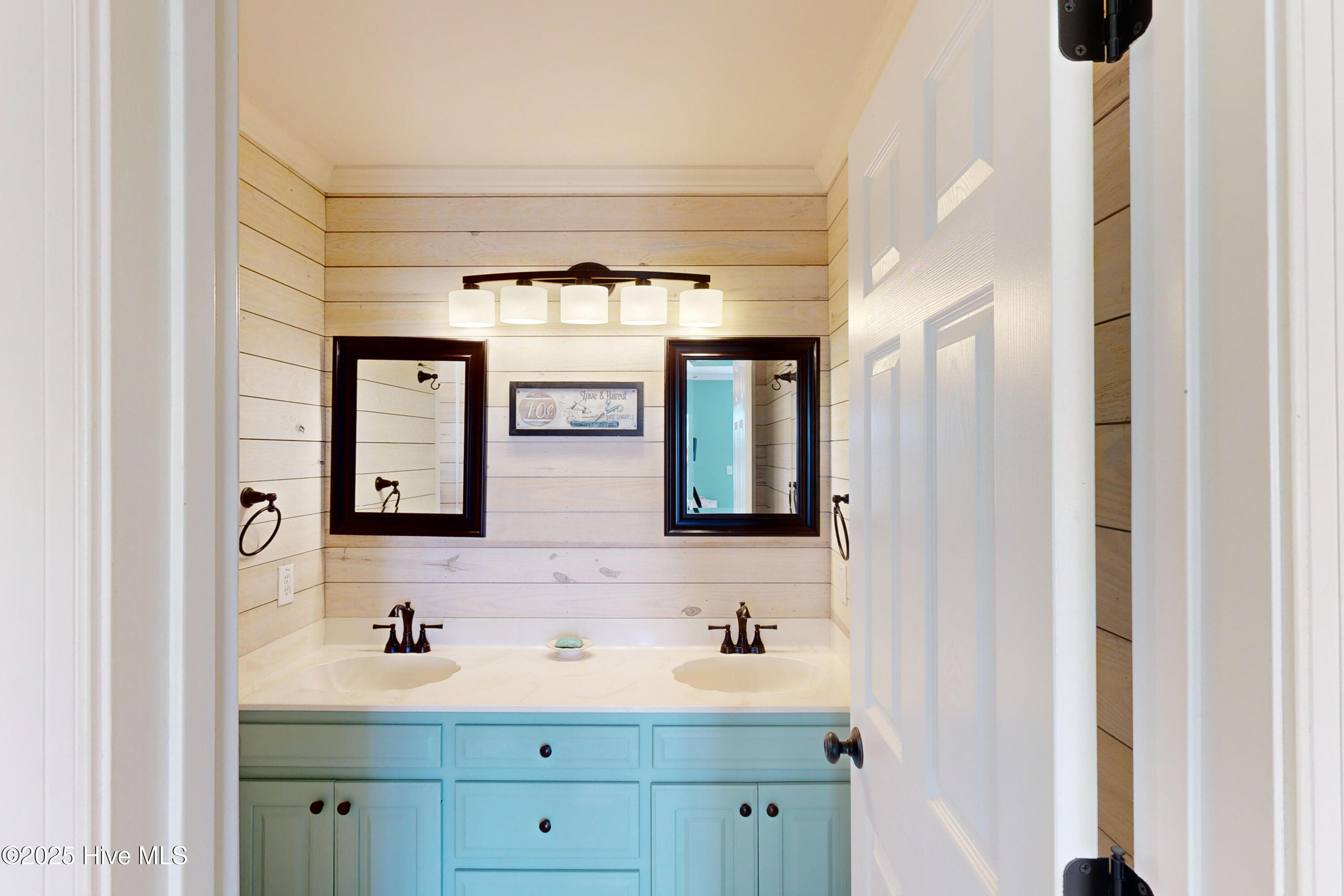 100563112 | Photo 47