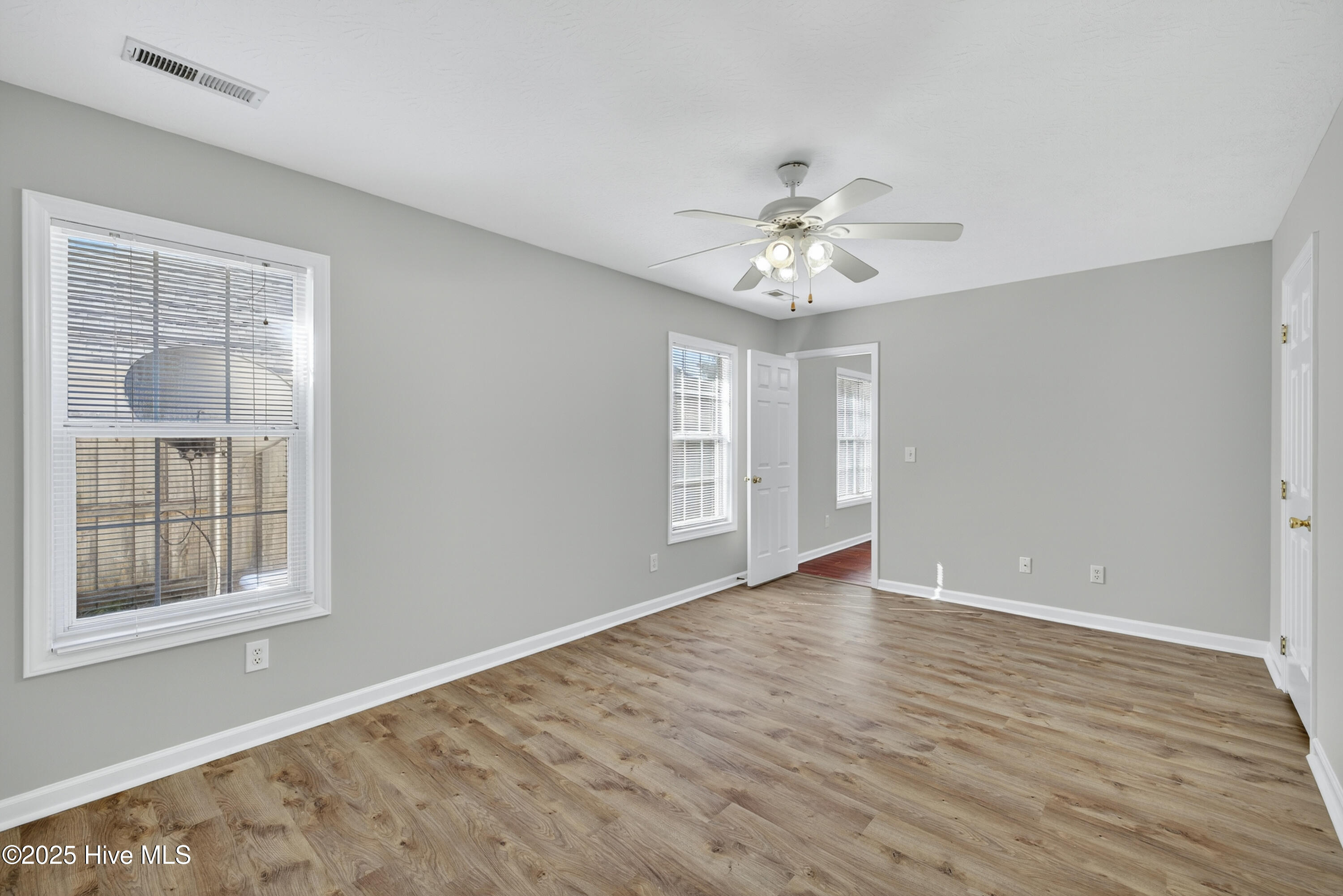 100541920 | Photo 19