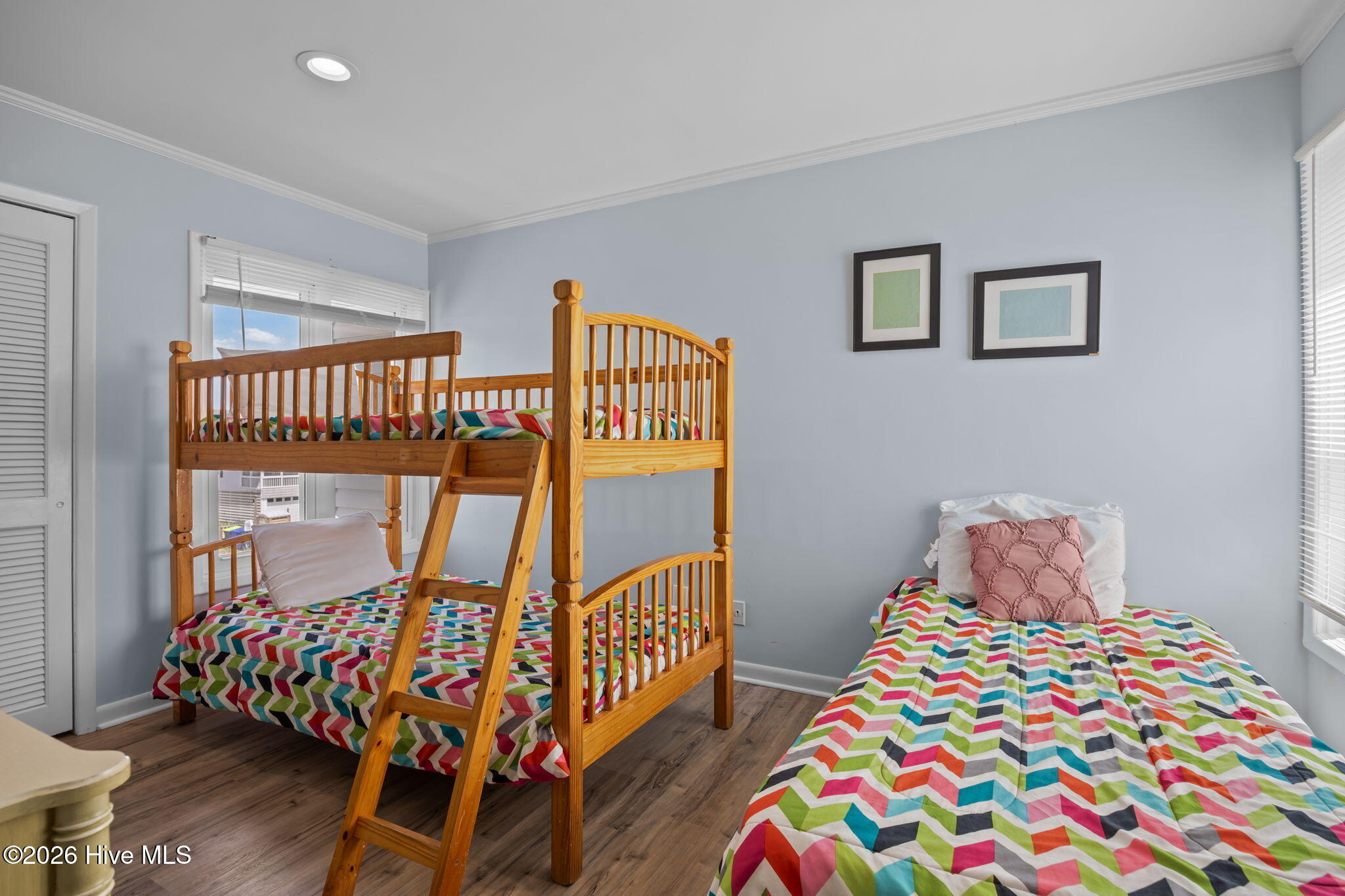 100565925 | Photo 49