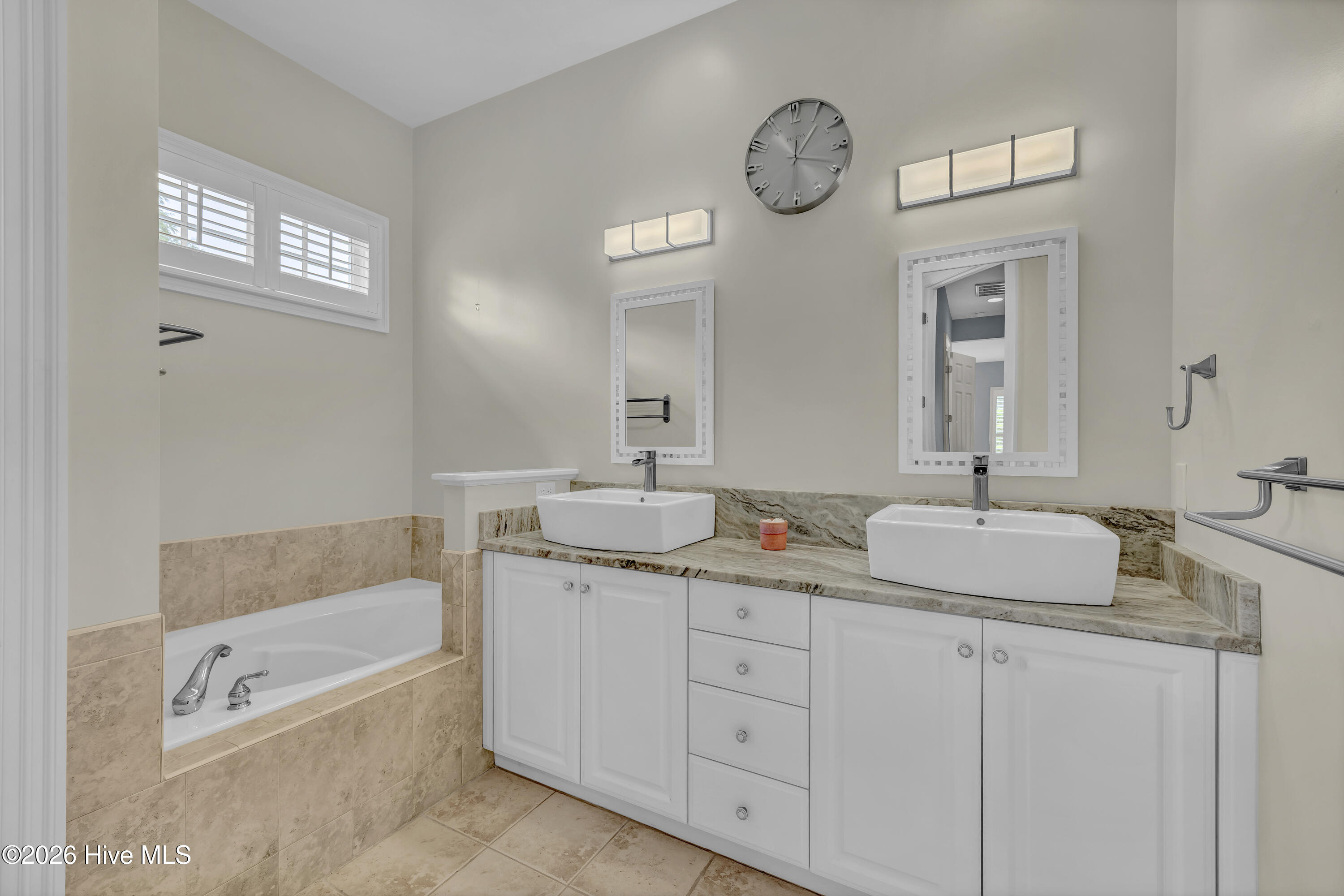 100565766 | Photo 23