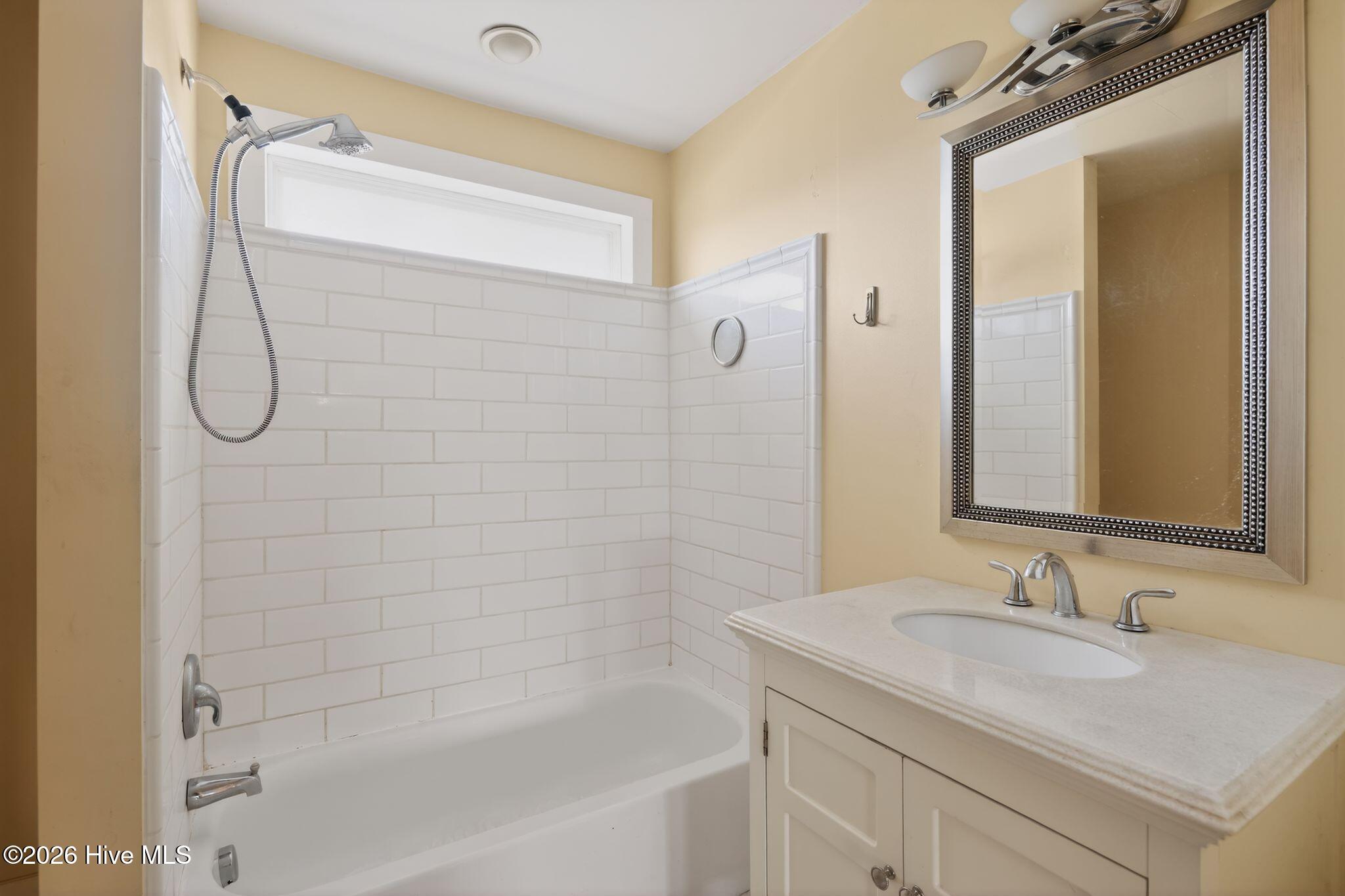 100561378 | Photo 13