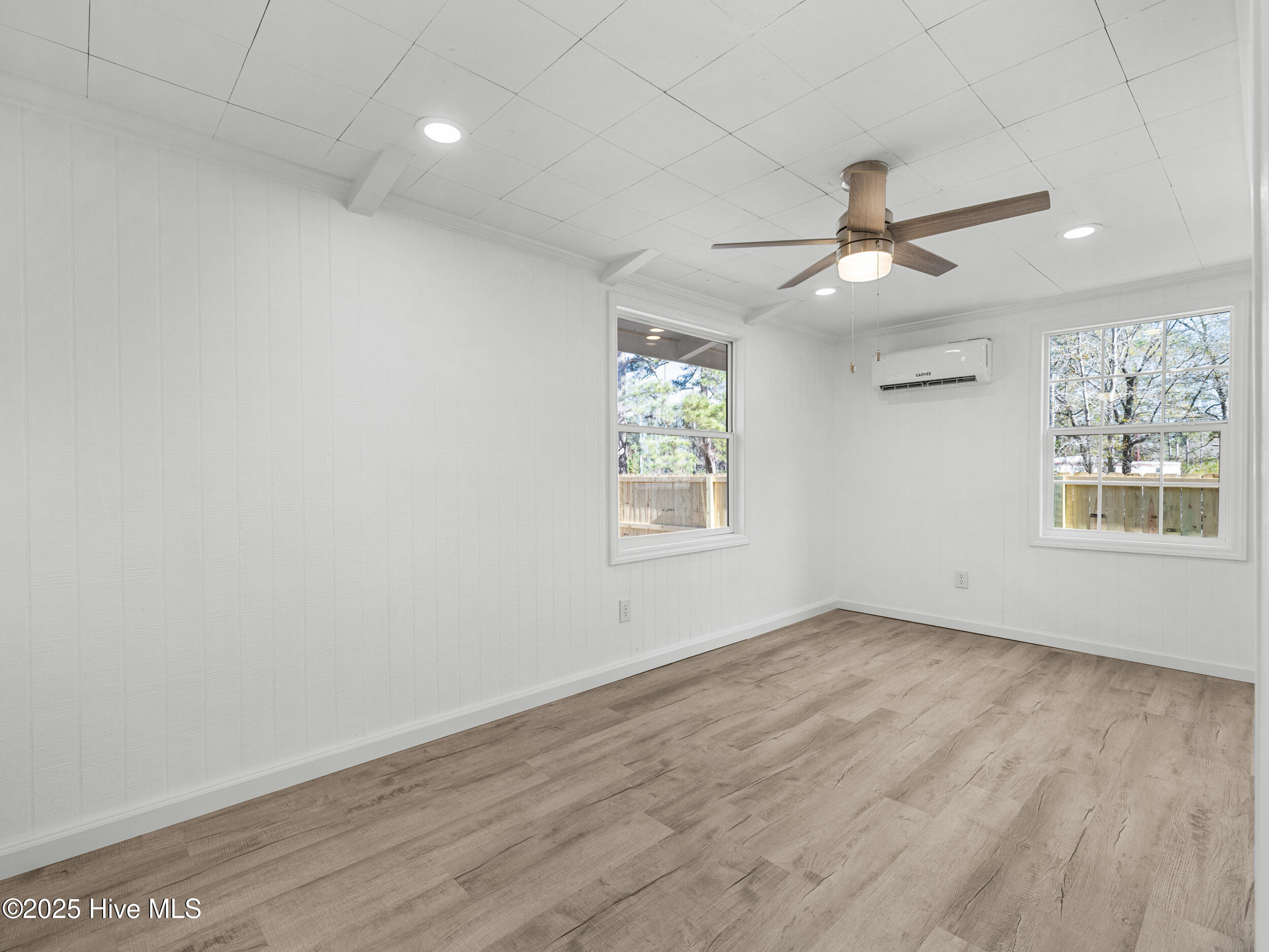 100545373 | Photo 25