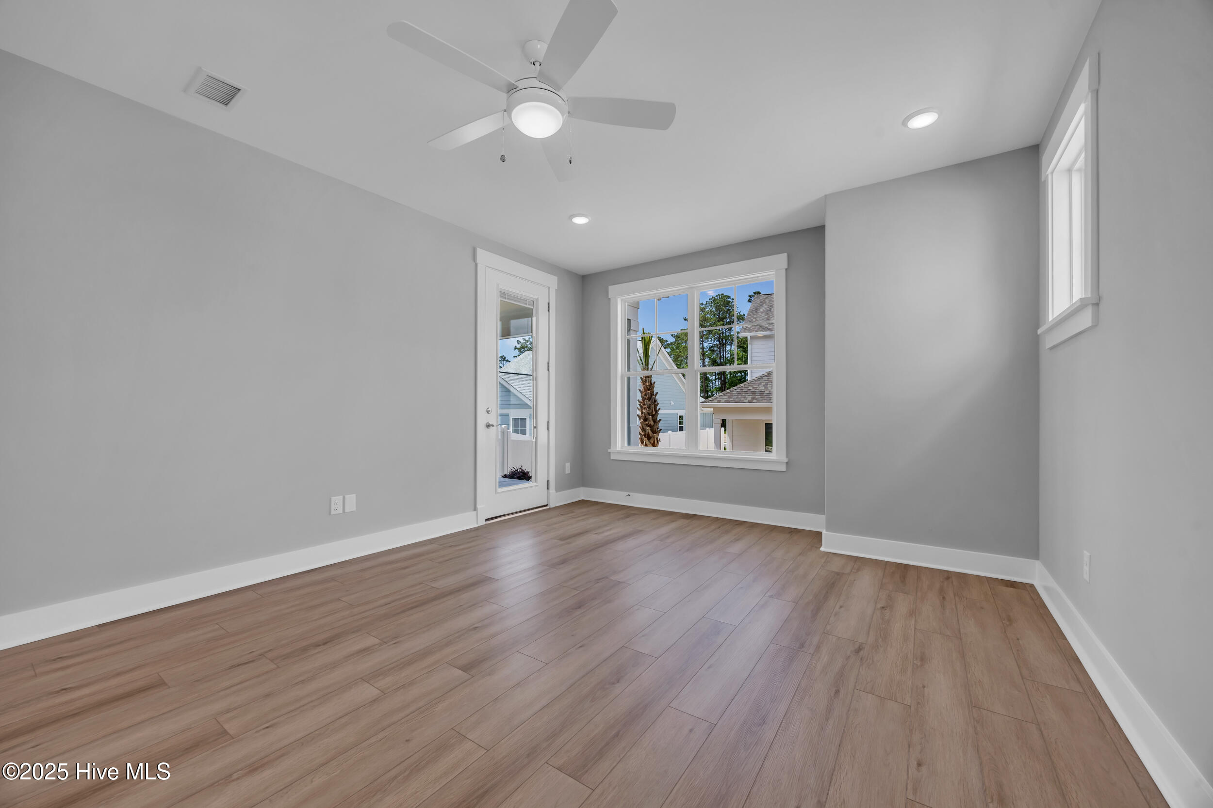 100547988 | Photo 11