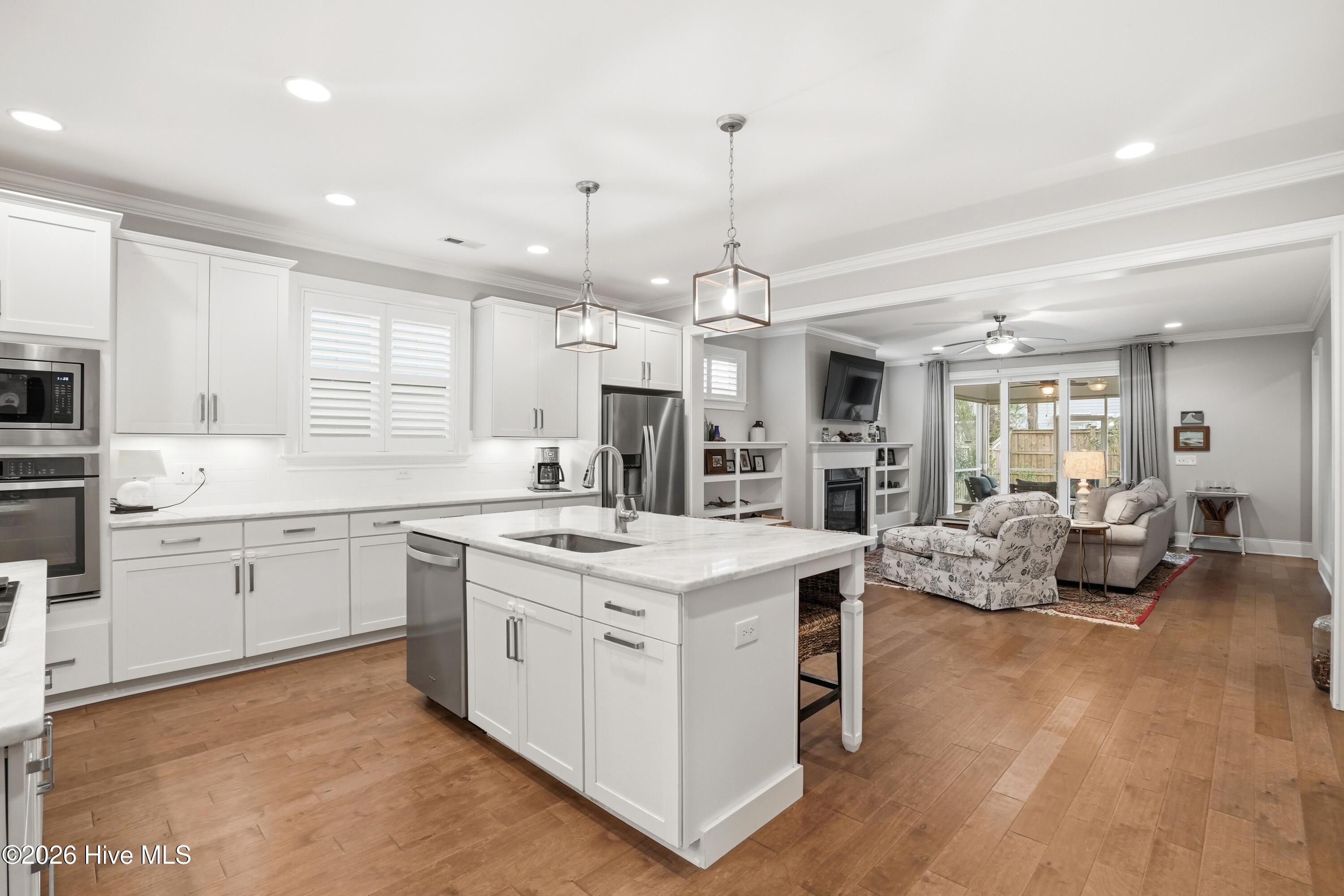 100561469 | Photo 12