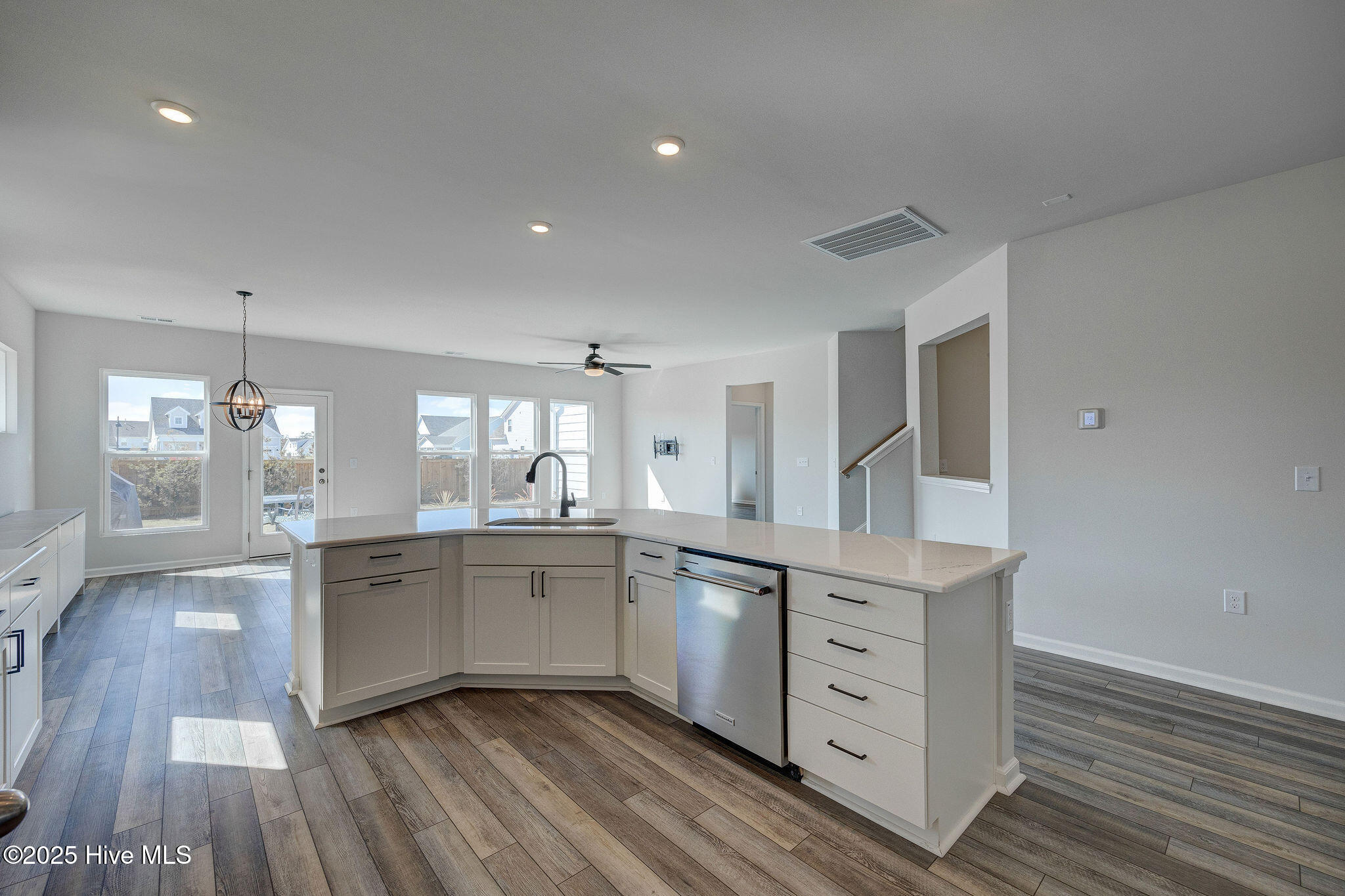 100534106 | Photo 18