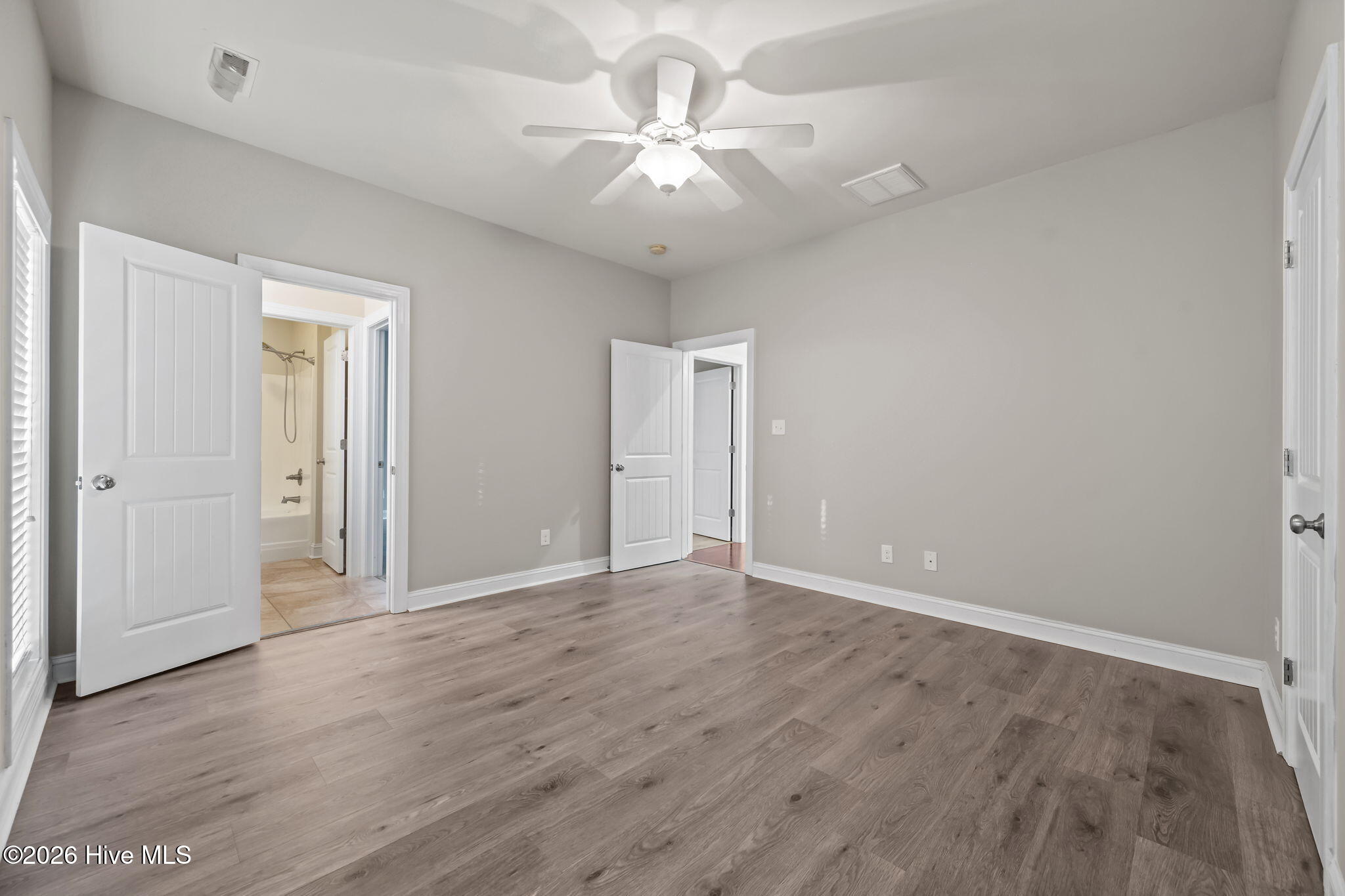 100562533 | Photo 35