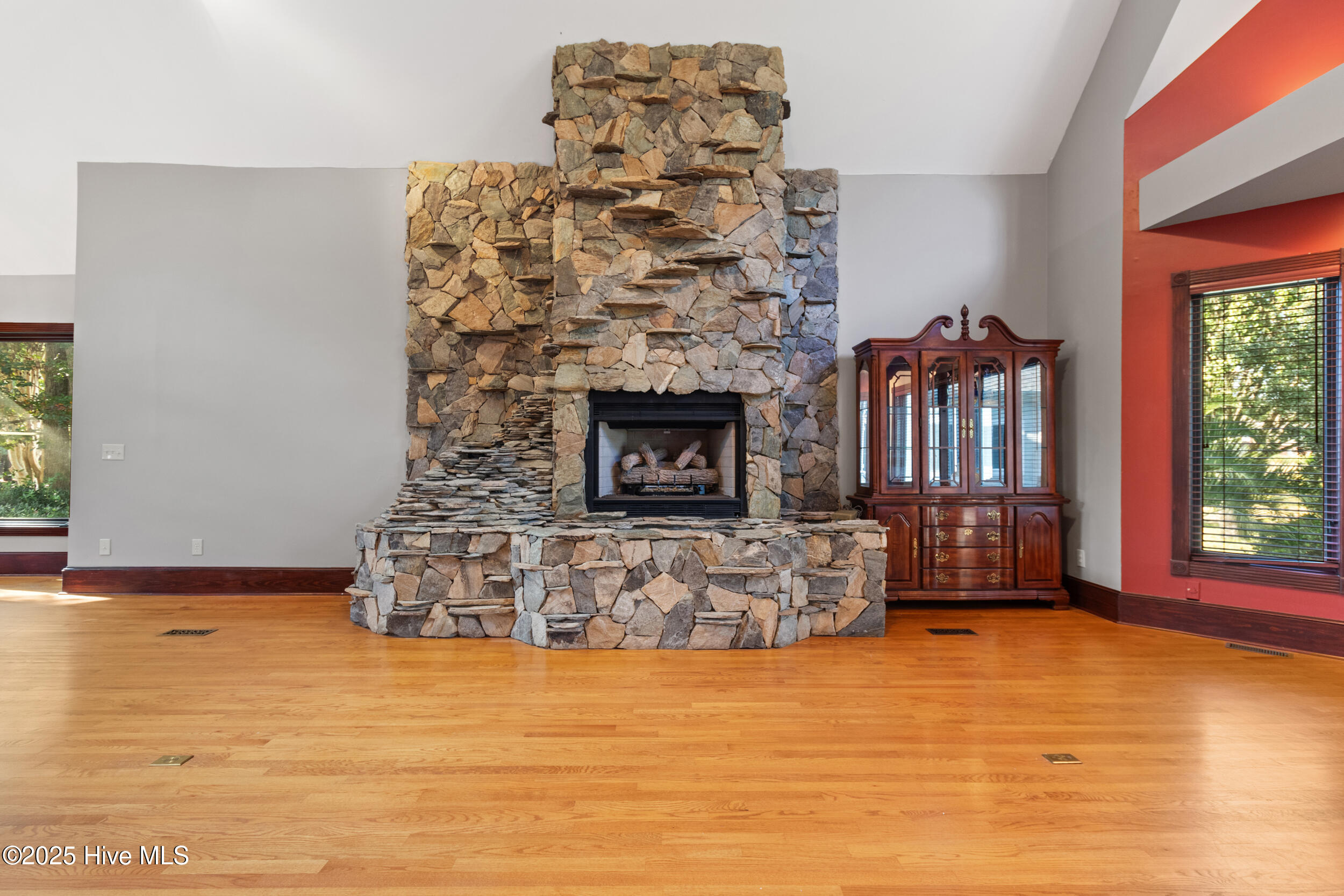 100531940 | Photo 34