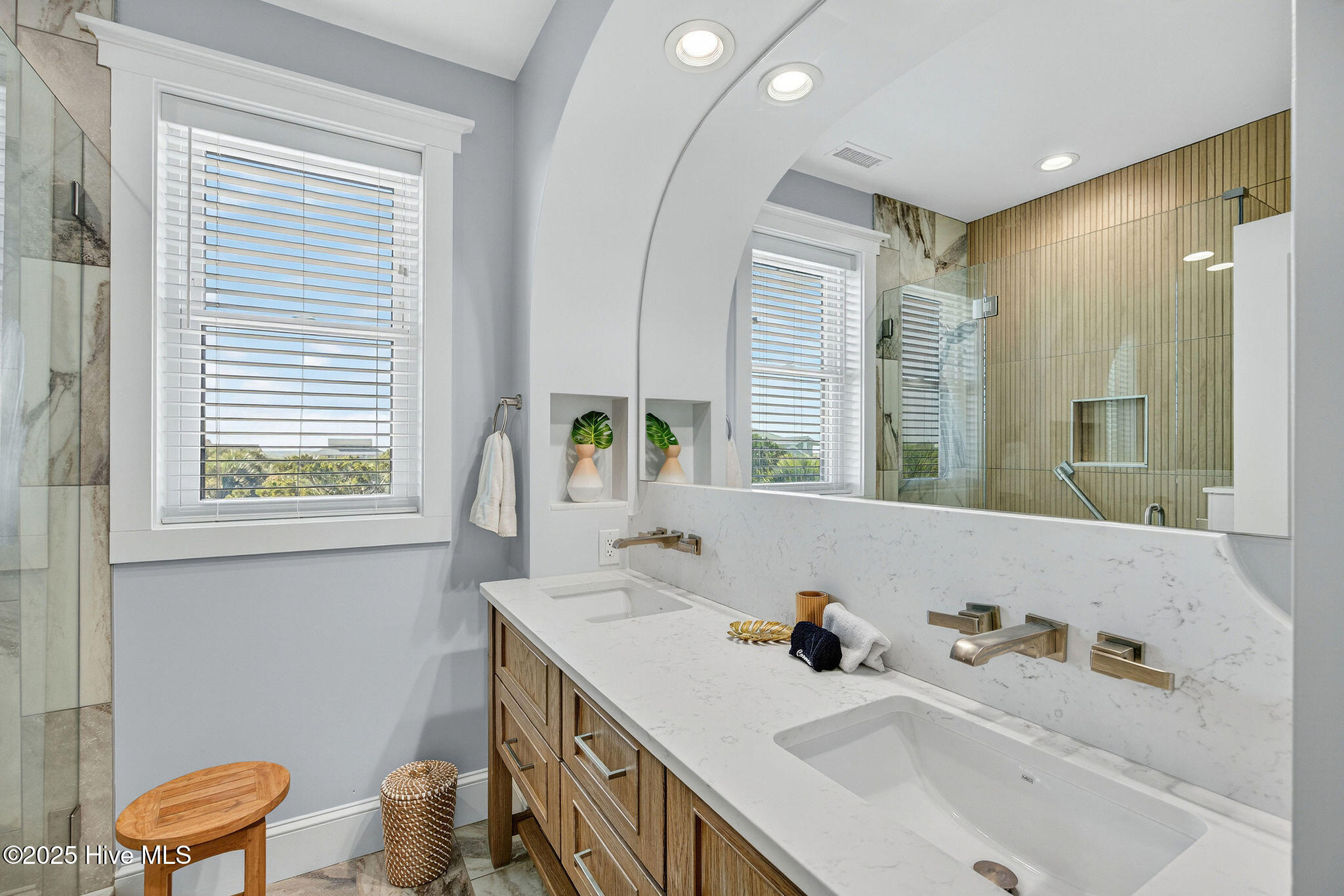 100541250 | Photo 35