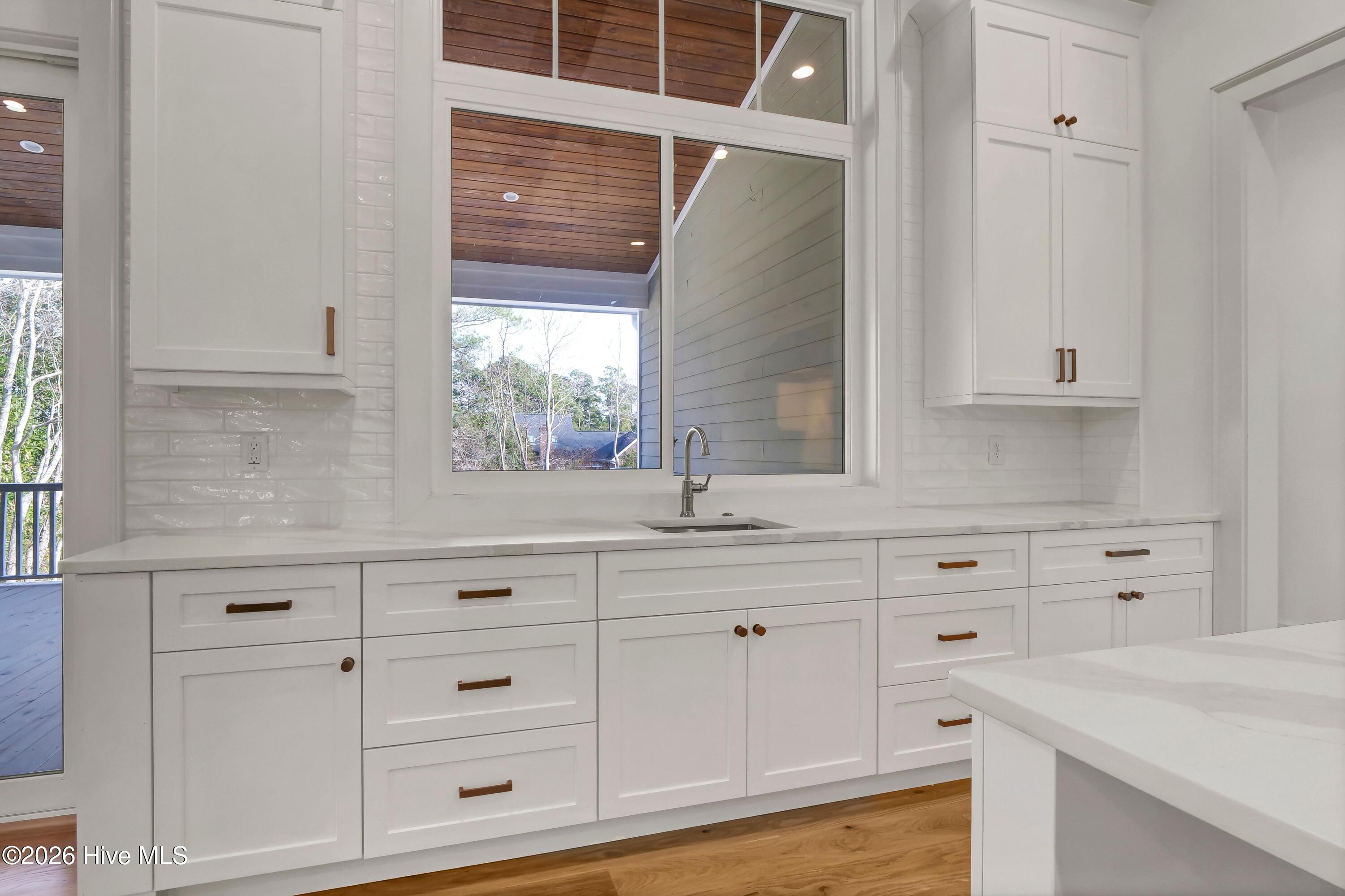 100553648 | Photo 71