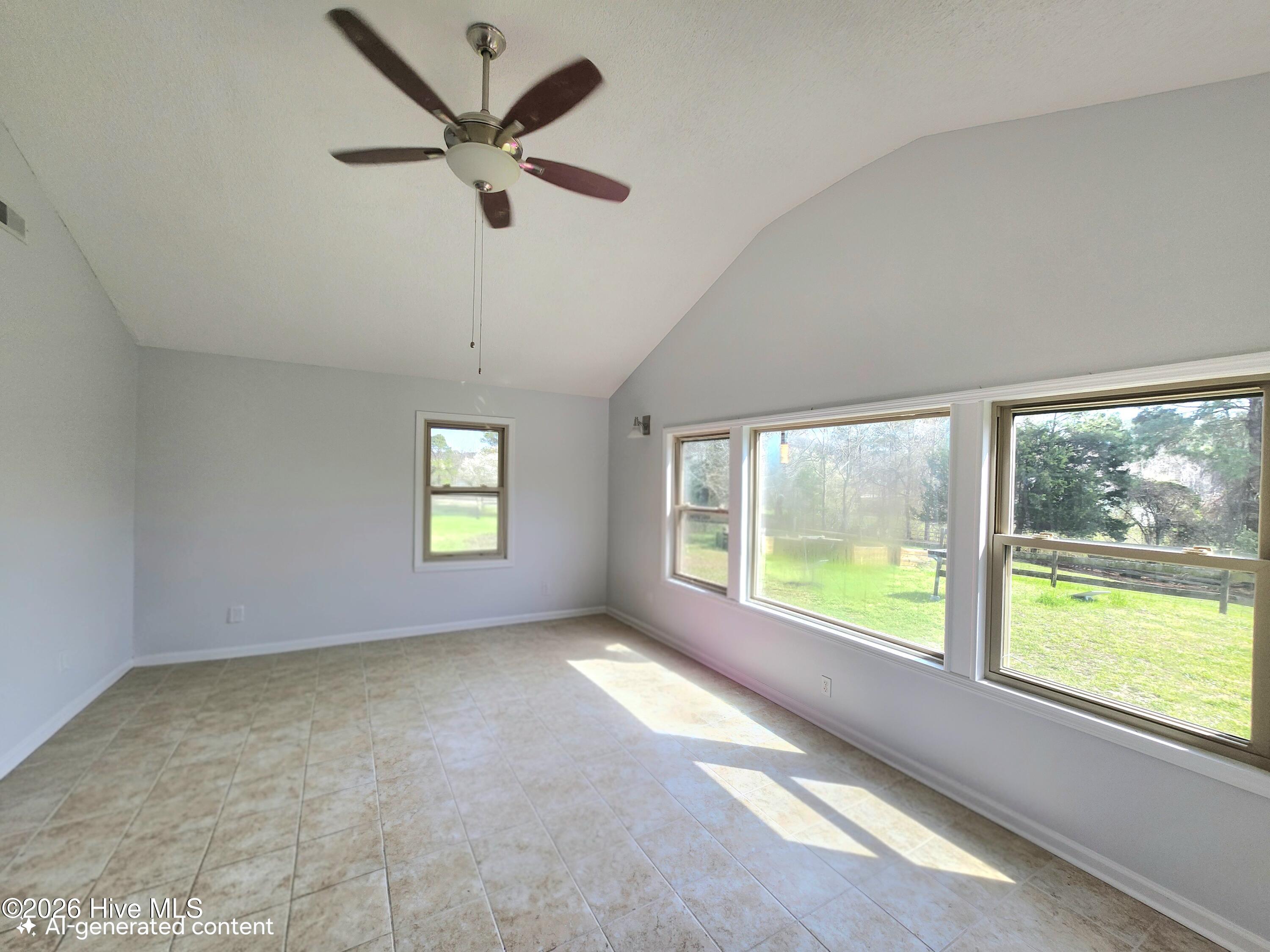 100563427 | Photo 30