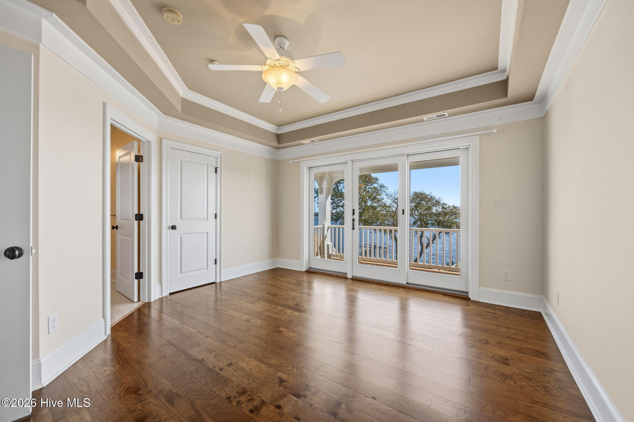 100561060 | Photo 32