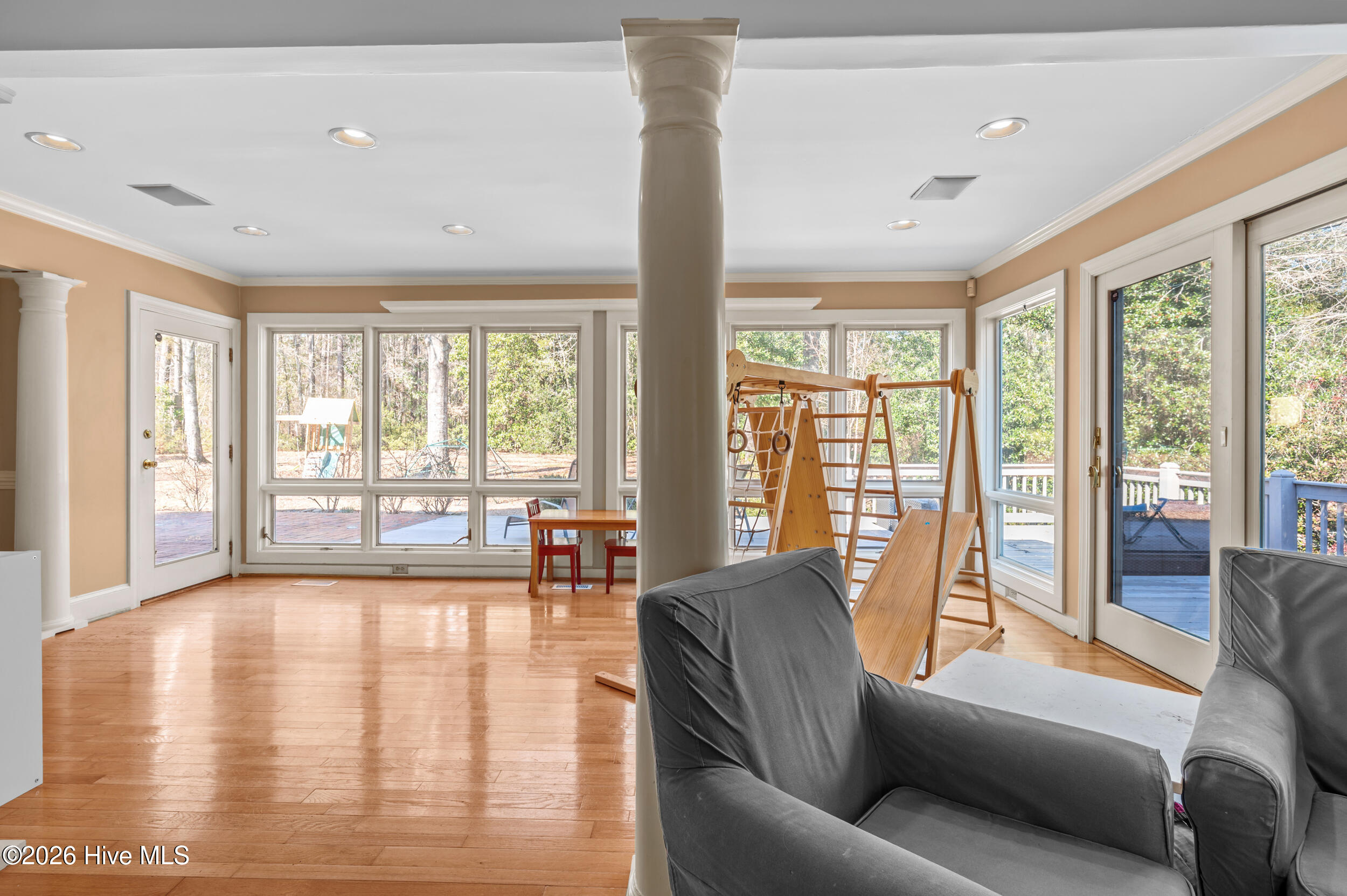 100554057 | Photo 22