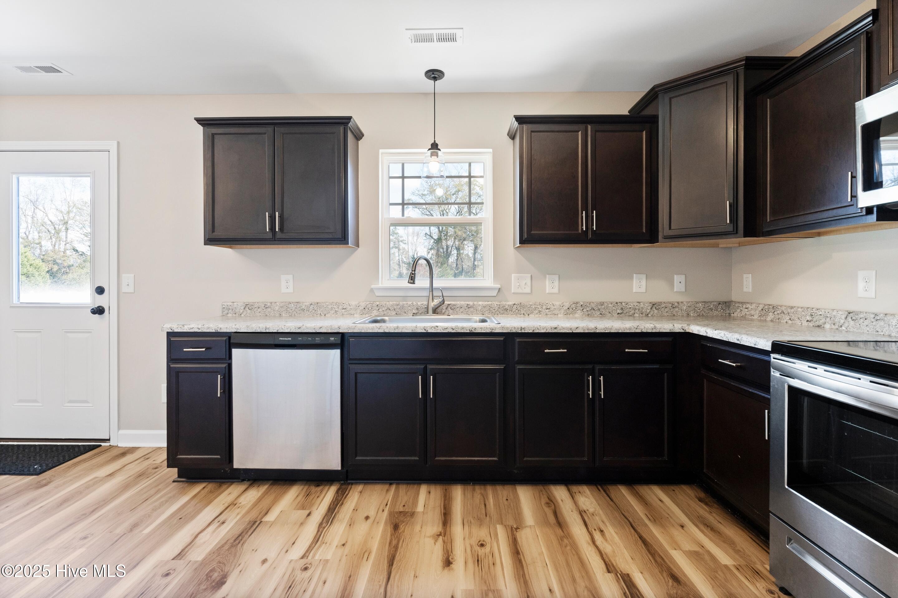 100545716 | Photo 22