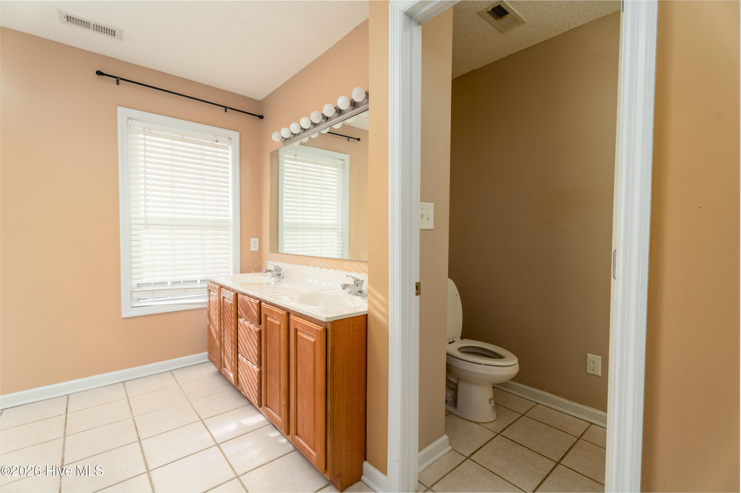 100560266 | Photo 15