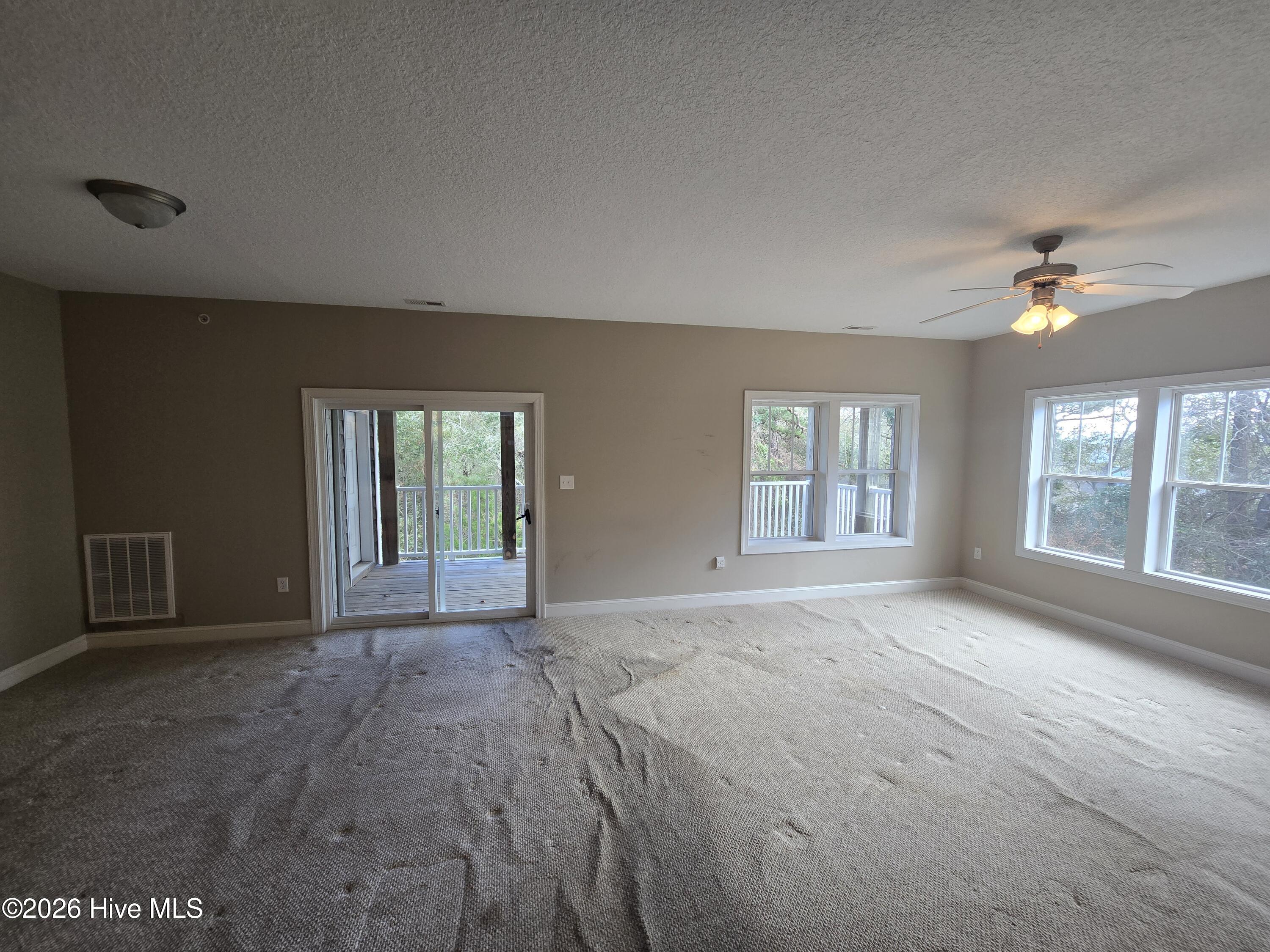 100549716 | Photo 12