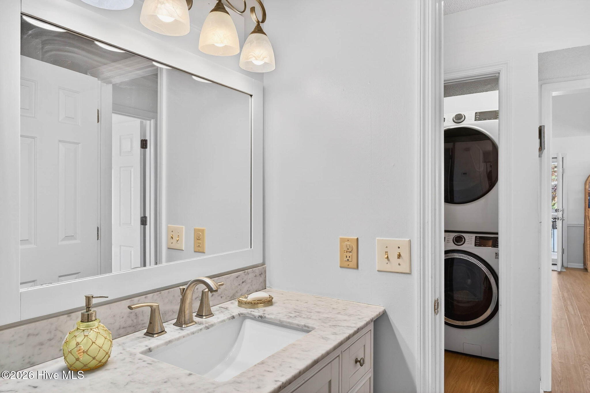 100564703 | Photo 23