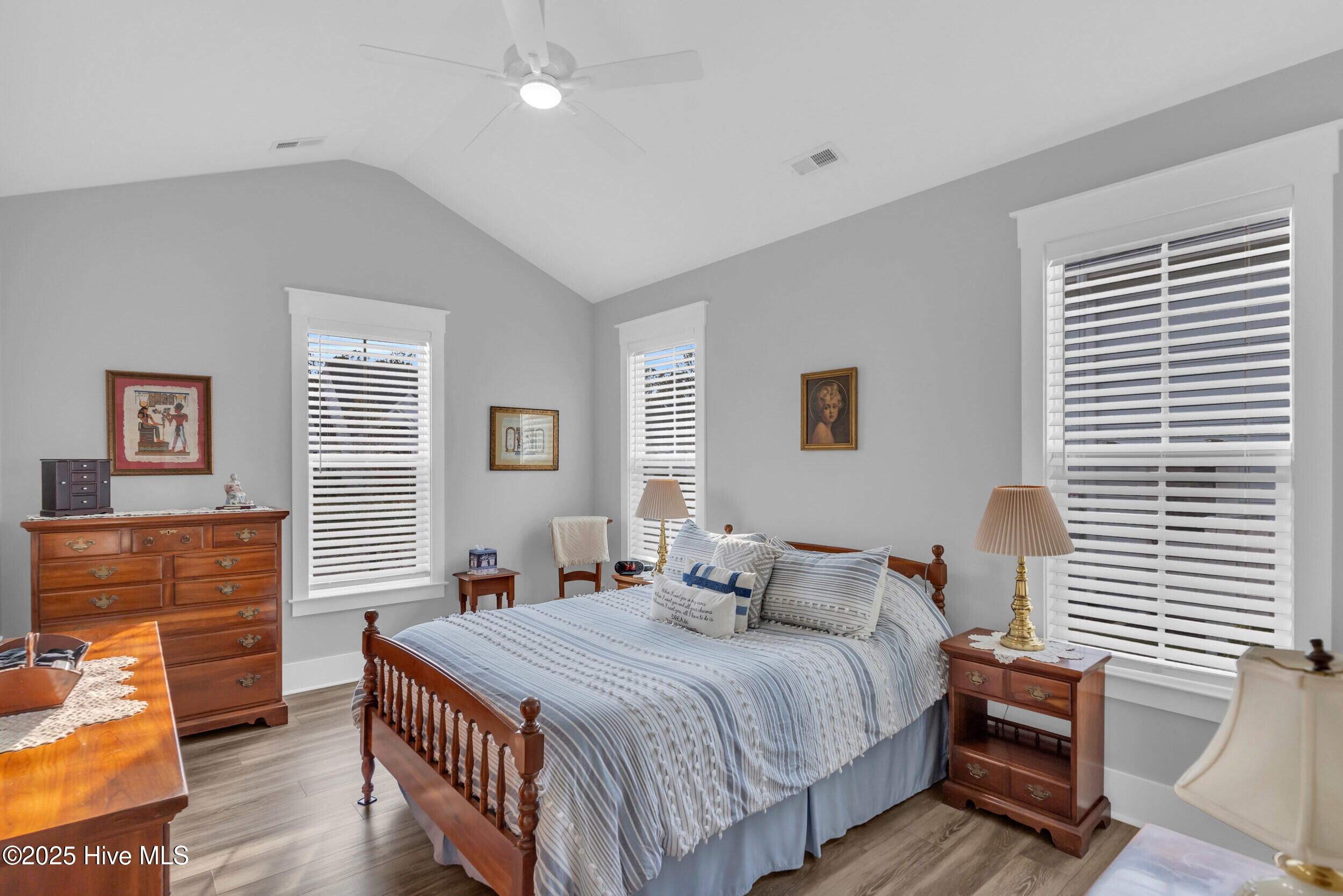 100543142 | Photo 34