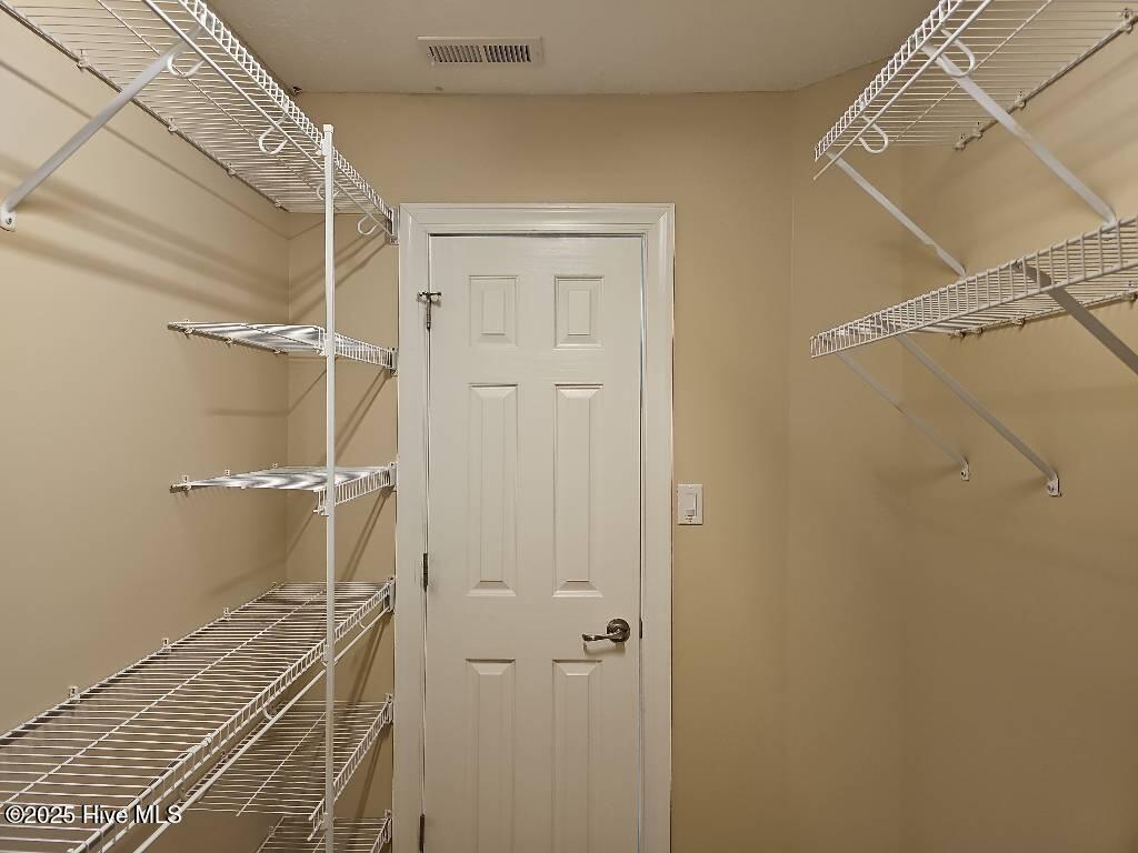 100541089 | Photo 24