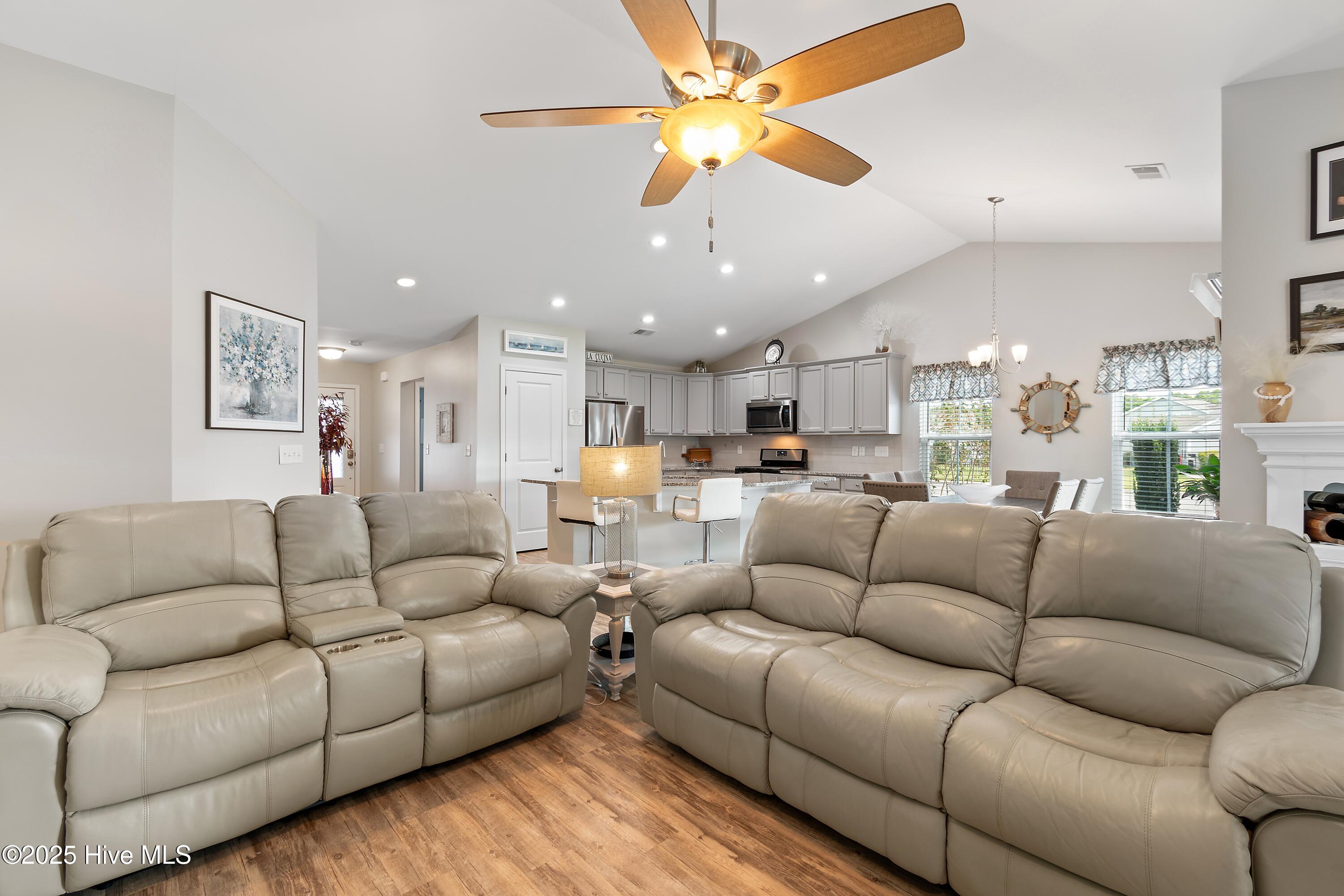 100535031 | Photo 23