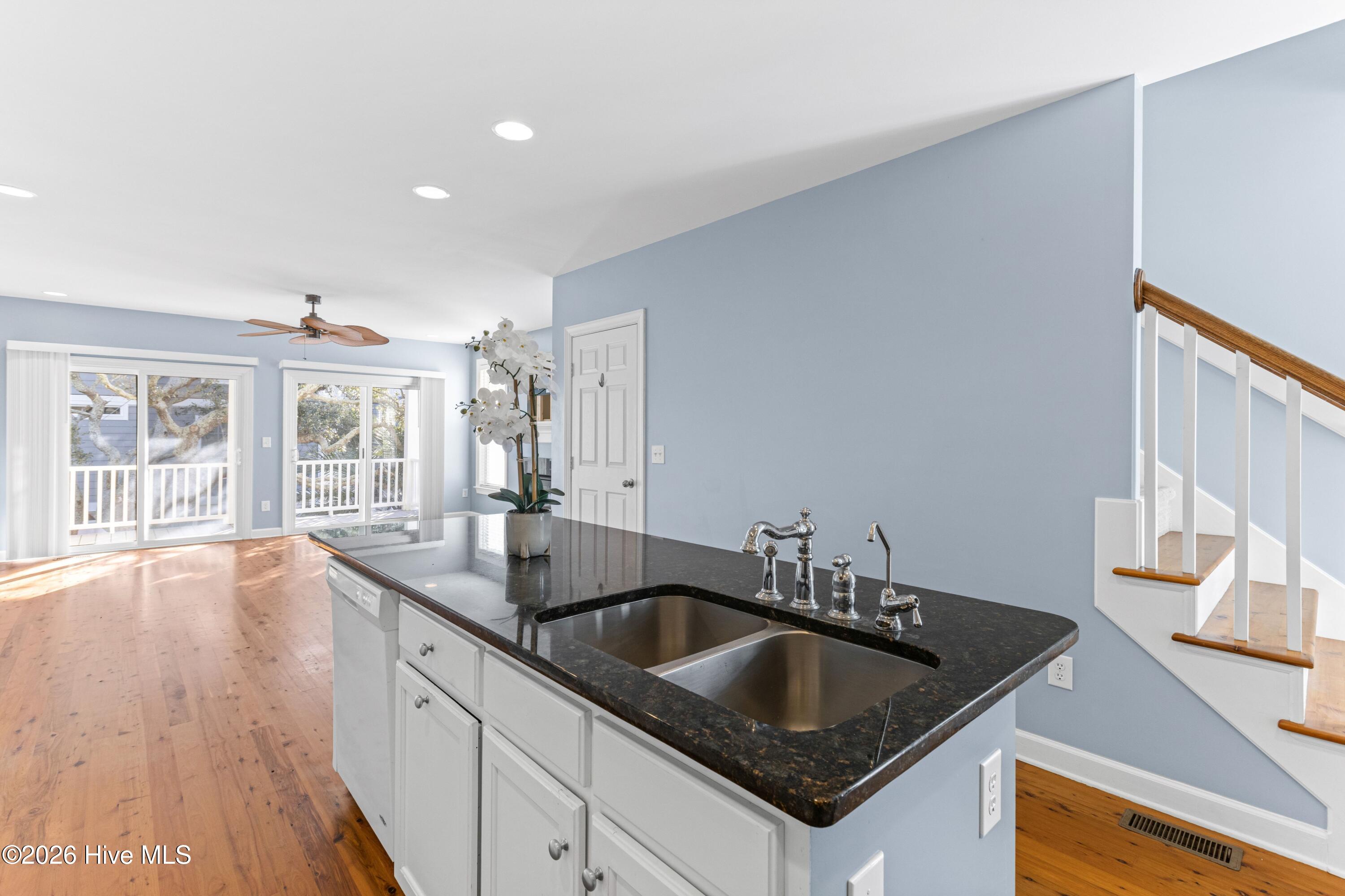 100550926 | Photo 12