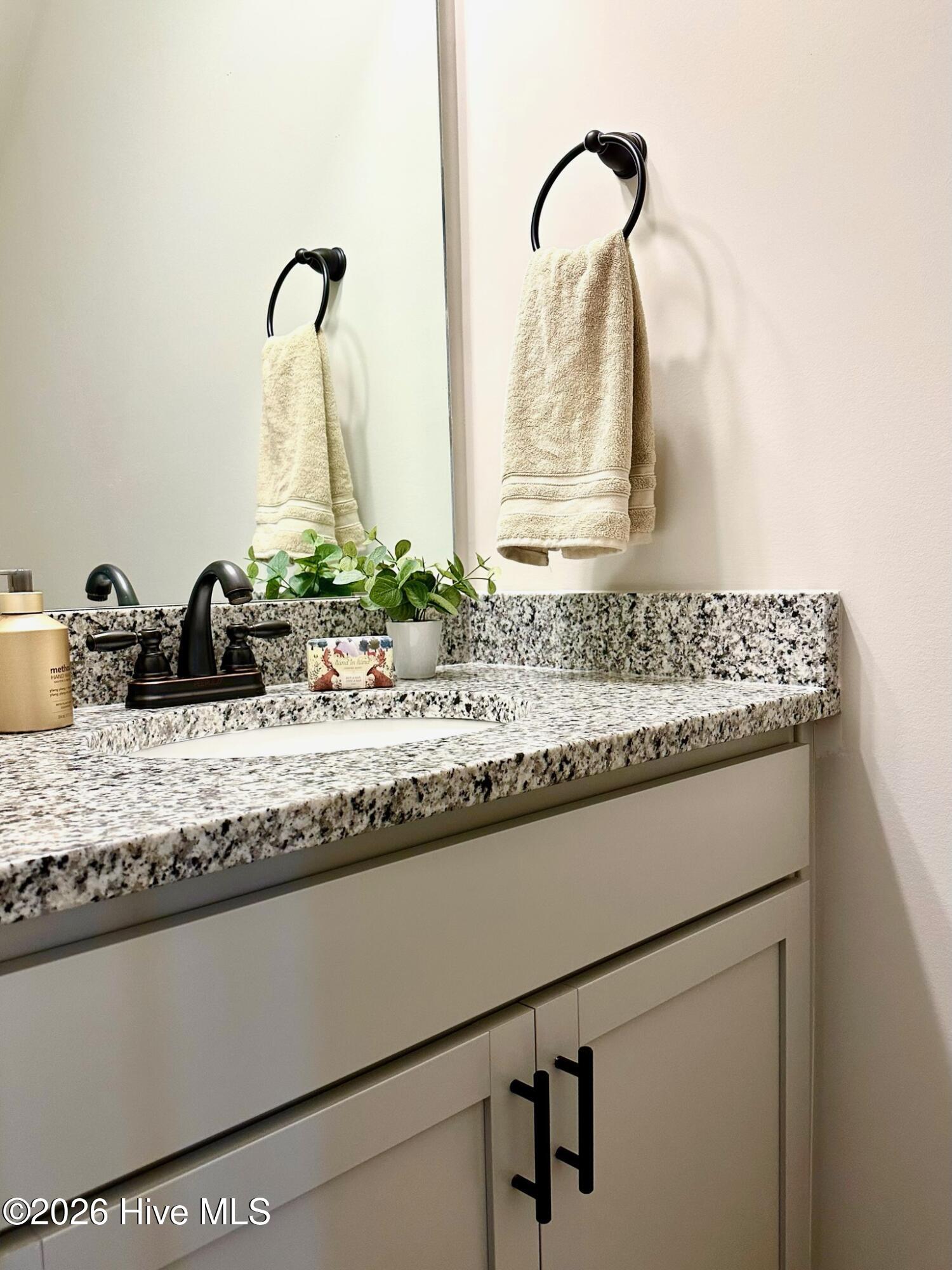 100562215 | Photo 14