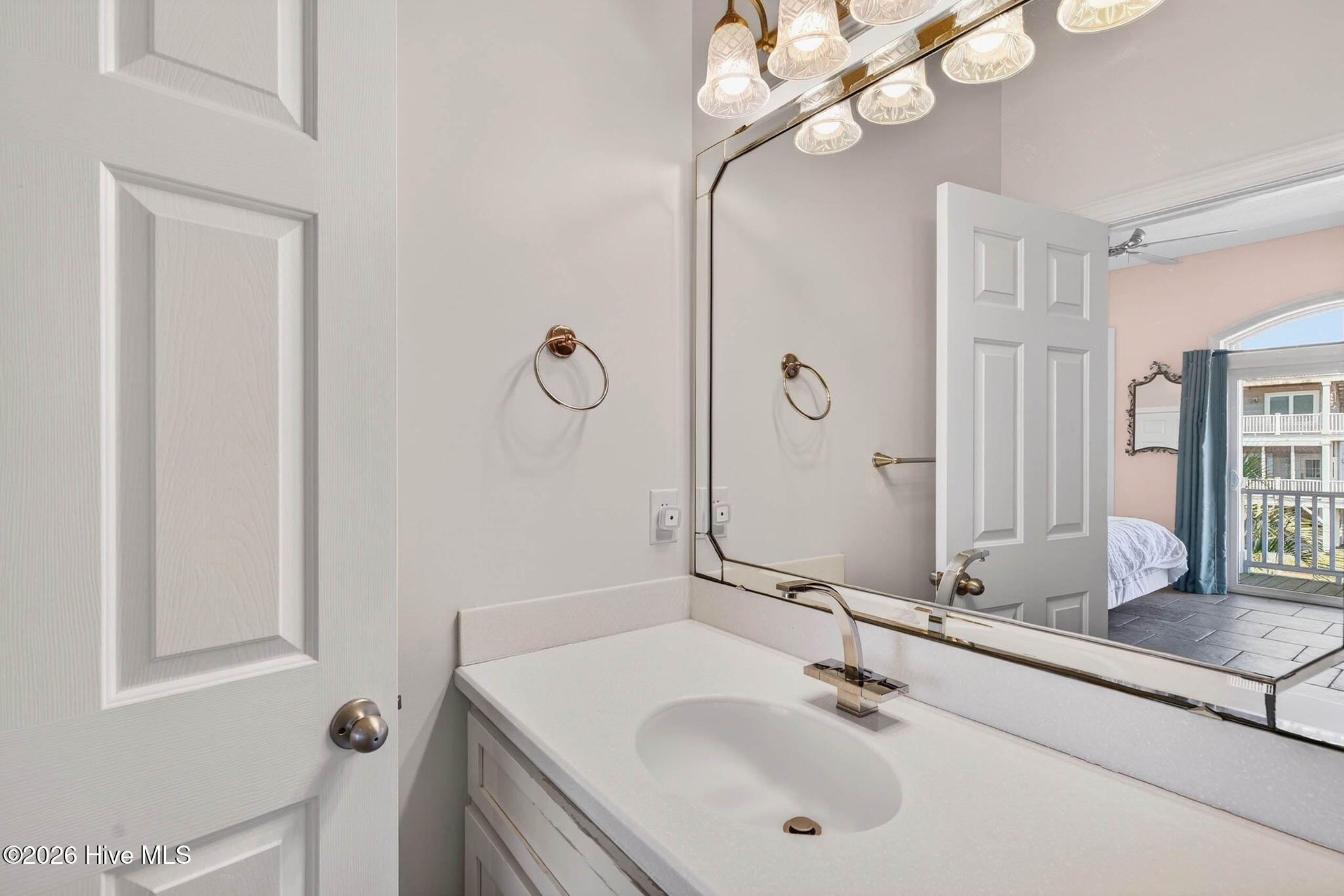 100563244 | Photo 75