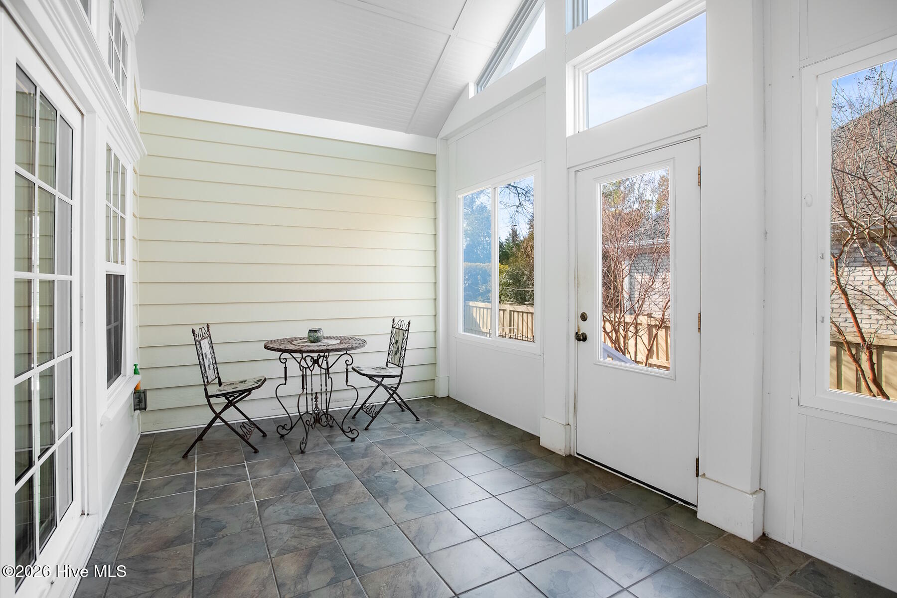 100551049 | Photo 13