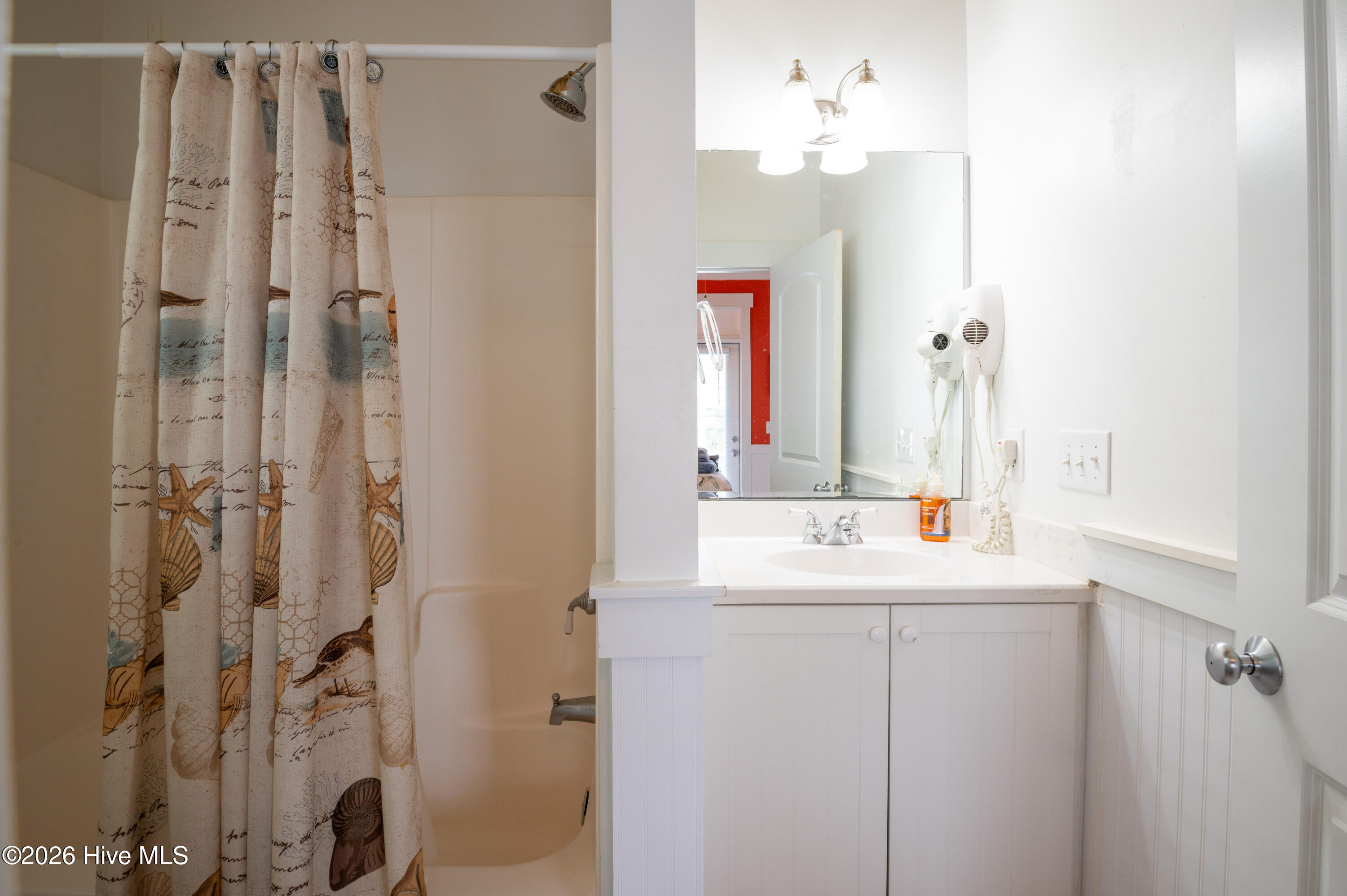 100550825 | Photo 36