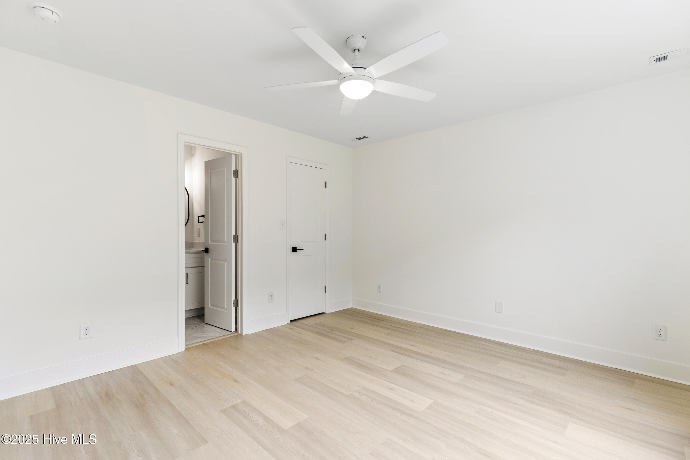 100548000 | Photo 30