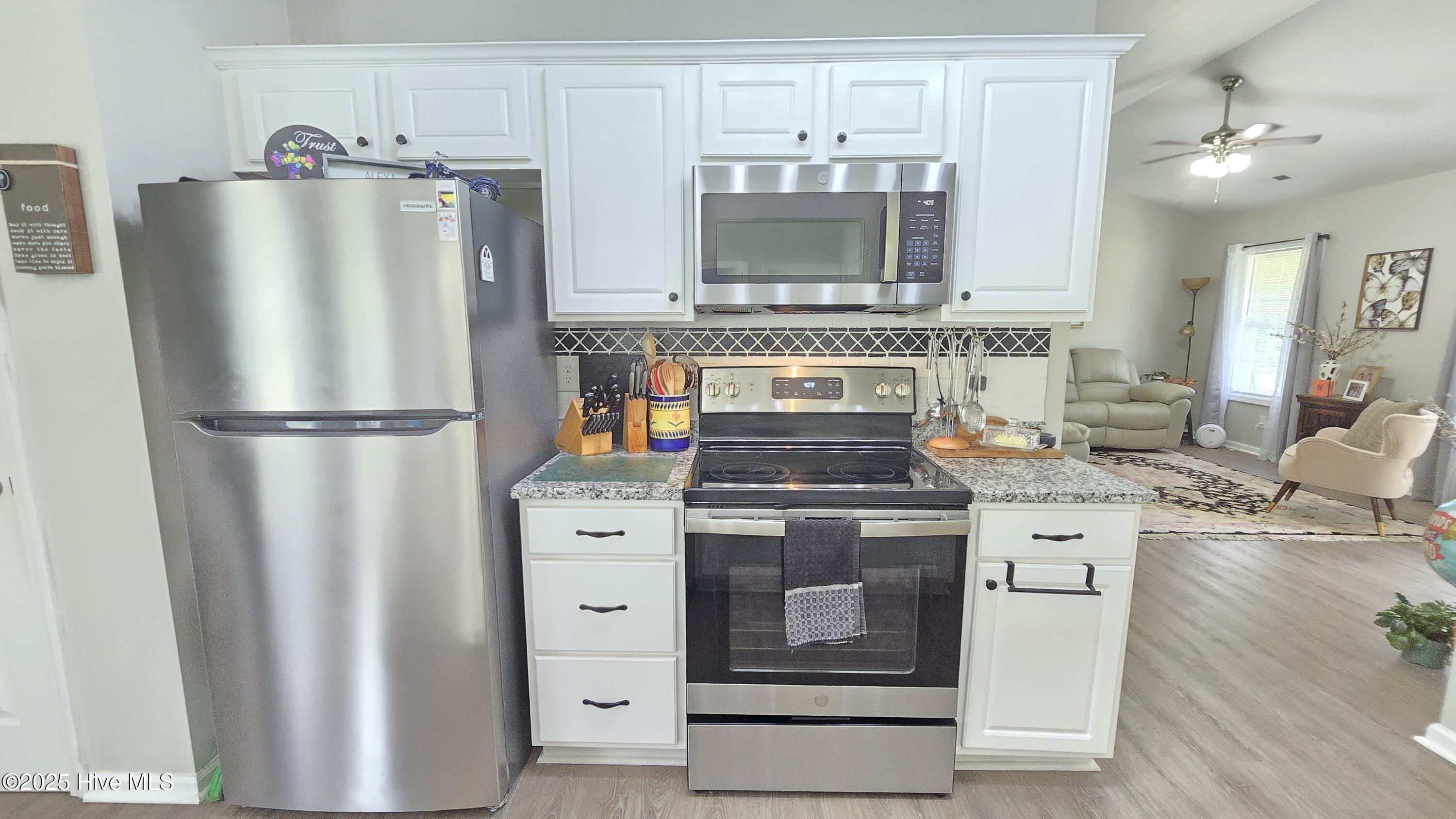 108 Willowbend Drive, Burgaw, NC 28425 – photo 12: Tiled backsplash and granite