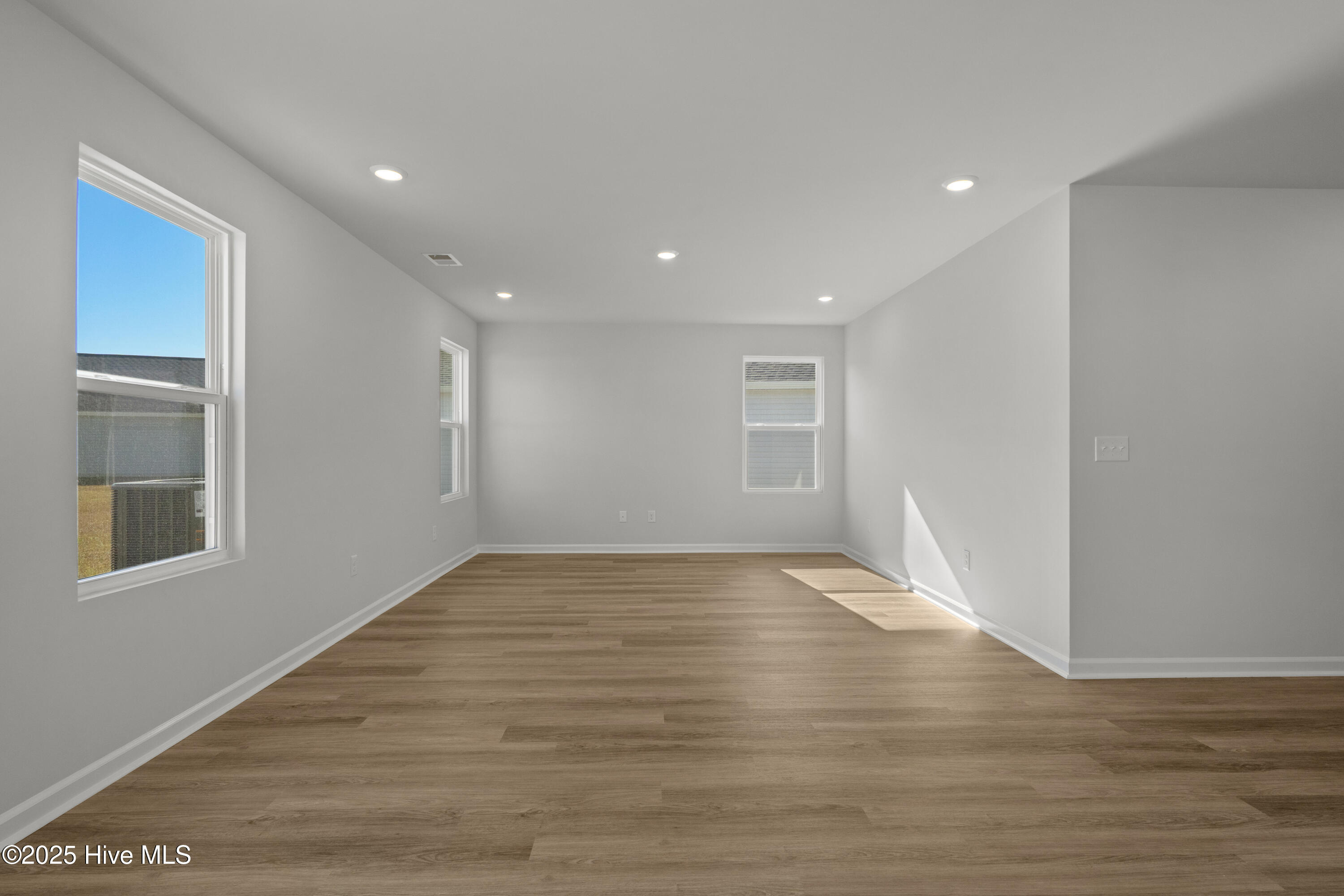 100528315 | Photo 18