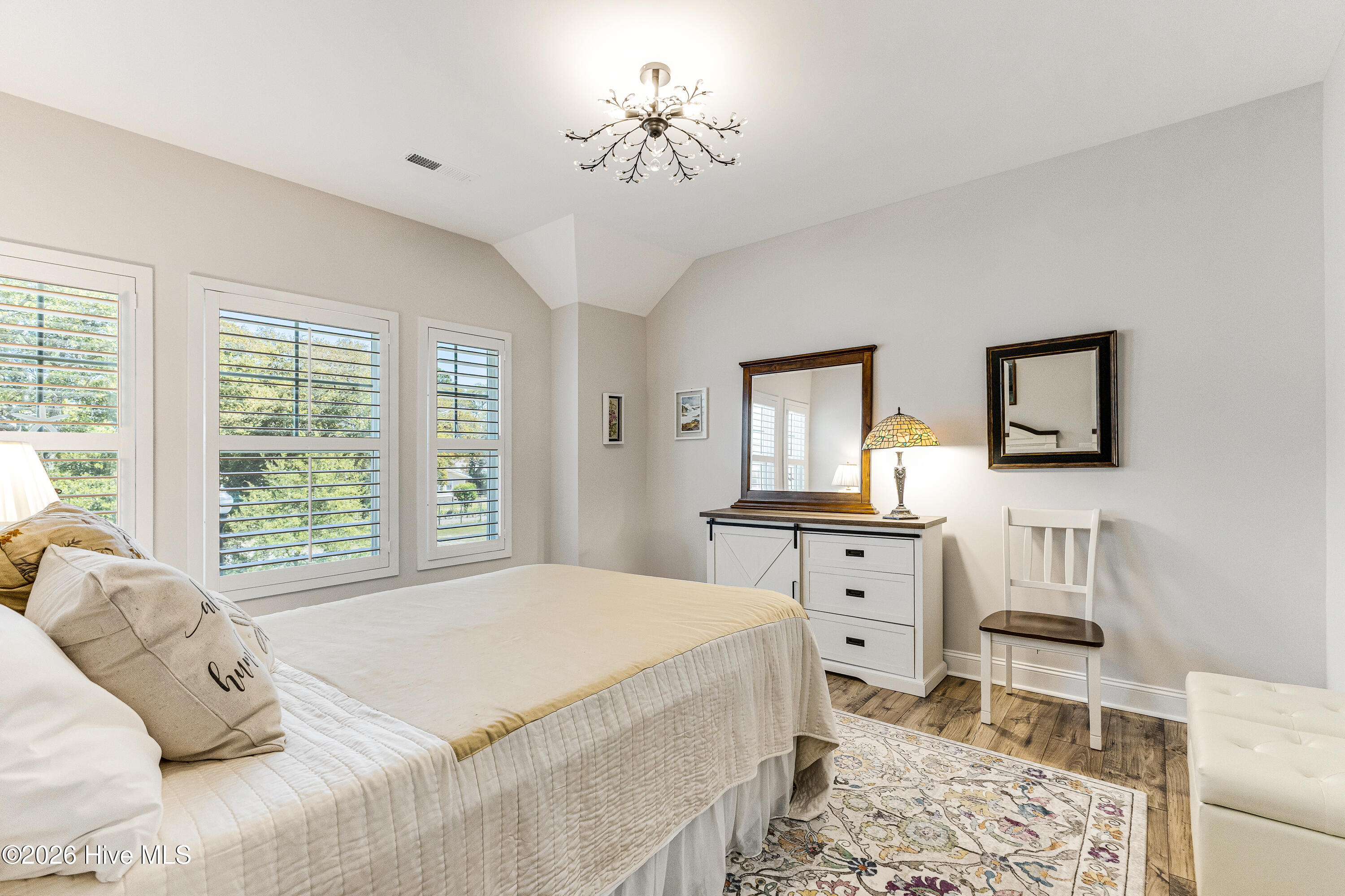 100565599 | Photo 24