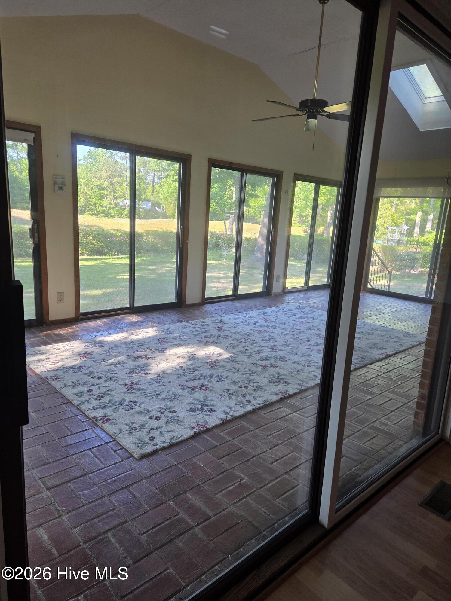 100568652 | Photo 24