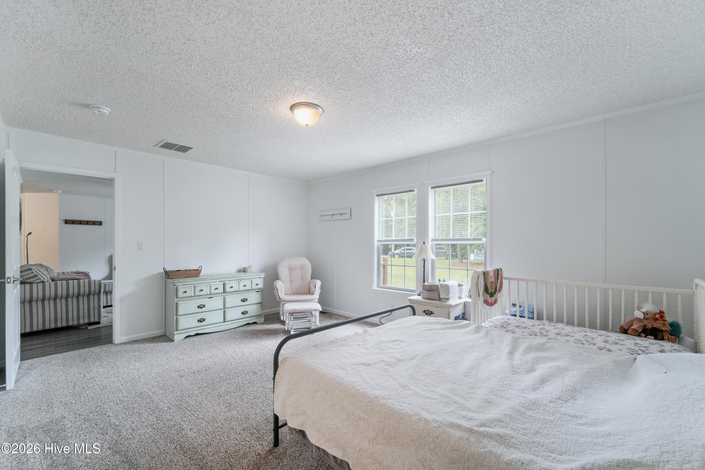 100570687 | Photo 11