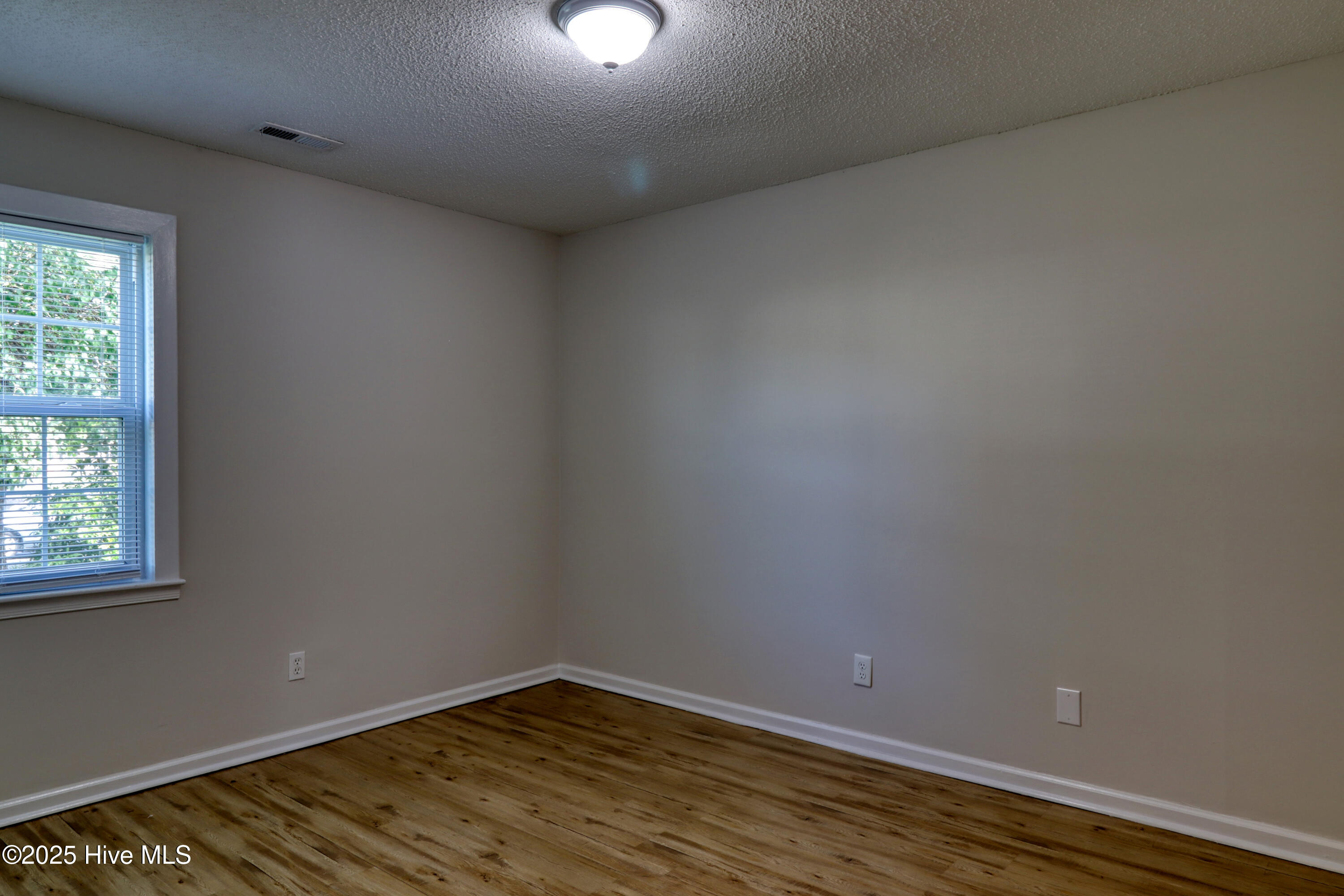 100557639 | Photo 14